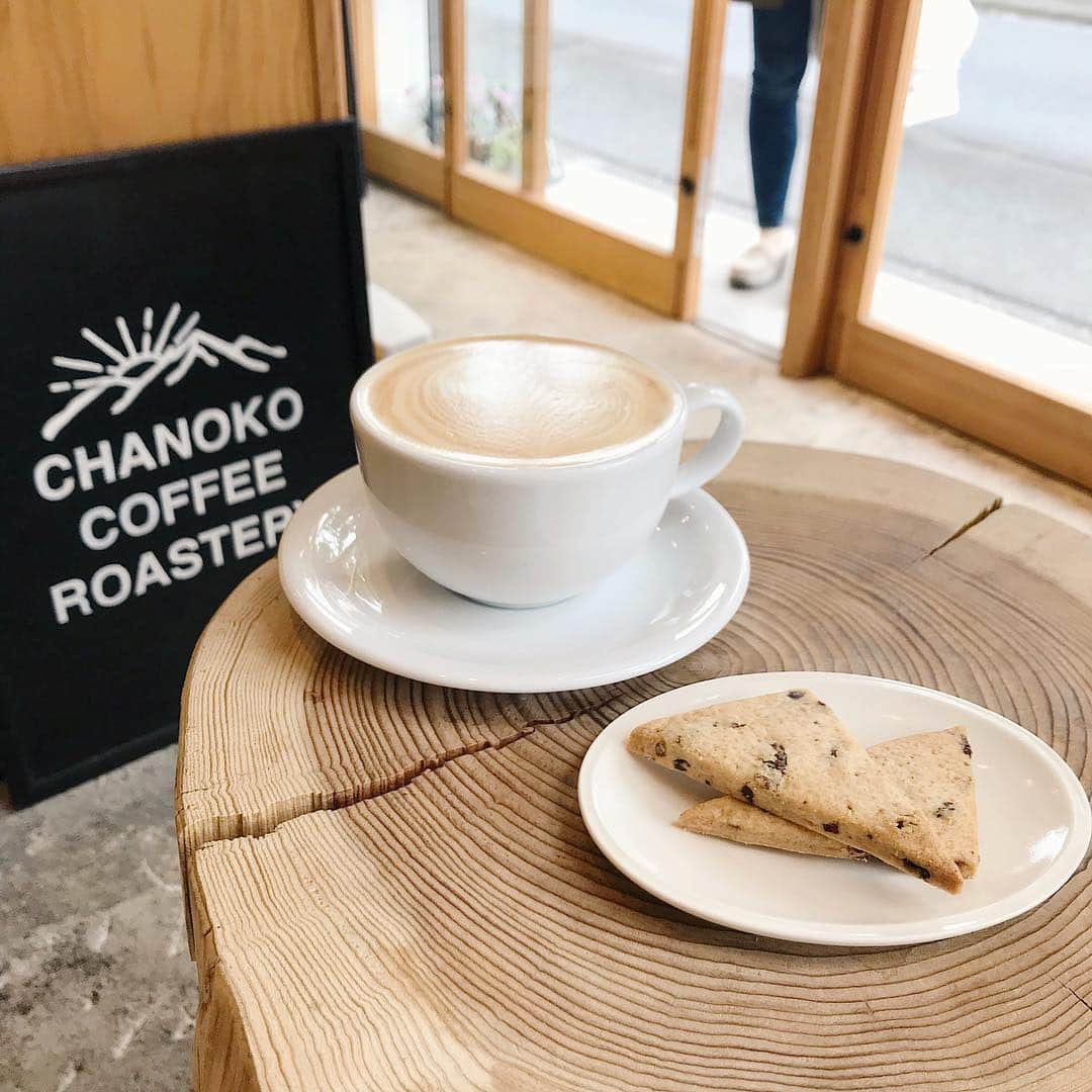 mina hinokuchiさんのインスタグラム写真 - (mina hinokuchiInstagram)「. ここのカフェラテ好き☕️ 前を通るたび気になっていた、ケーキや焼き菓子も美味しかったです☀︎ . 今日も新作入荷します♡ 沢山新しいお洋服入荷したのでどれから買うか迷うな〜☀︎ 朝からお待ちしてます🌼 #mina_カフェ #奥沢カフェ #自由が丘カフェ #cafe #coffee #chanokocoffeeroastery」4月6日 9時06分 - miiinah