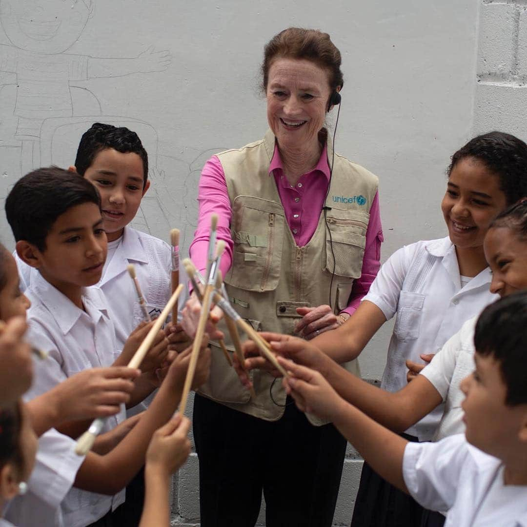 unicefさんのインスタグラム写真 - (unicefInstagram)「This week, our Executive Director Henrietta H. Fore met with students at a school in Tegucigalpa, #Honduras. Violence is an everyday lesson for many students in Honduras - a child under the age of 18 dies from violence every day. The school is working to change this through community engagement and with the support of parents. The result? Happy children who are eager to learn. #ENDviolence © UNICEF Bindra」4月6日 9時06分 - unicef