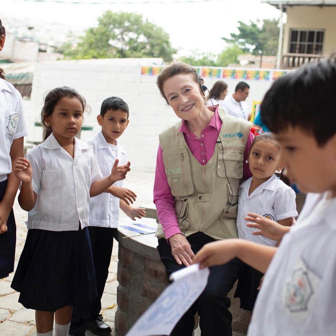 unicefさんのインスタグラム写真 - (unicefInstagram)「This week, our Executive Director Henrietta H. Fore met with students at a school in Tegucigalpa, #Honduras. Violence is an everyday lesson for many students in Honduras - a child under the age of 18 dies from violence every day. The school is working to change this through community engagement and with the support of parents. The result? Happy children who are eager to learn. #ENDviolence © UNICEF Bindra」4月6日 9時06分 - unicef