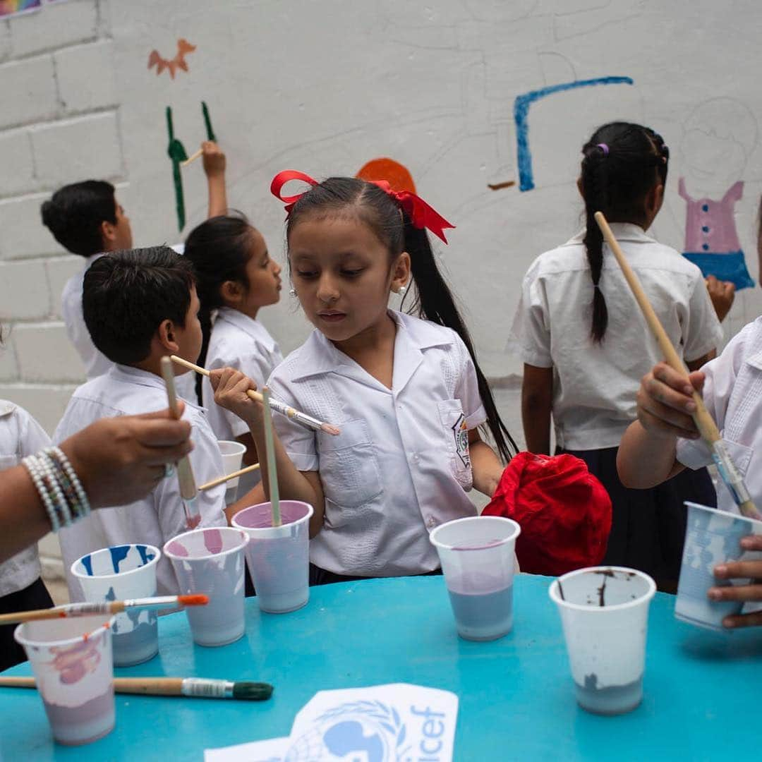 unicefさんのインスタグラム写真 - (unicefInstagram)「This week, our Executive Director Henrietta H. Fore met with students at a school in Tegucigalpa, #Honduras. Violence is an everyday lesson for many students in Honduras - a child under the age of 18 dies from violence every day. The school is working to change this through community engagement and with the support of parents. The result? Happy children who are eager to learn. #ENDviolence © UNICEF Bindra」4月6日 9時06分 - unicef