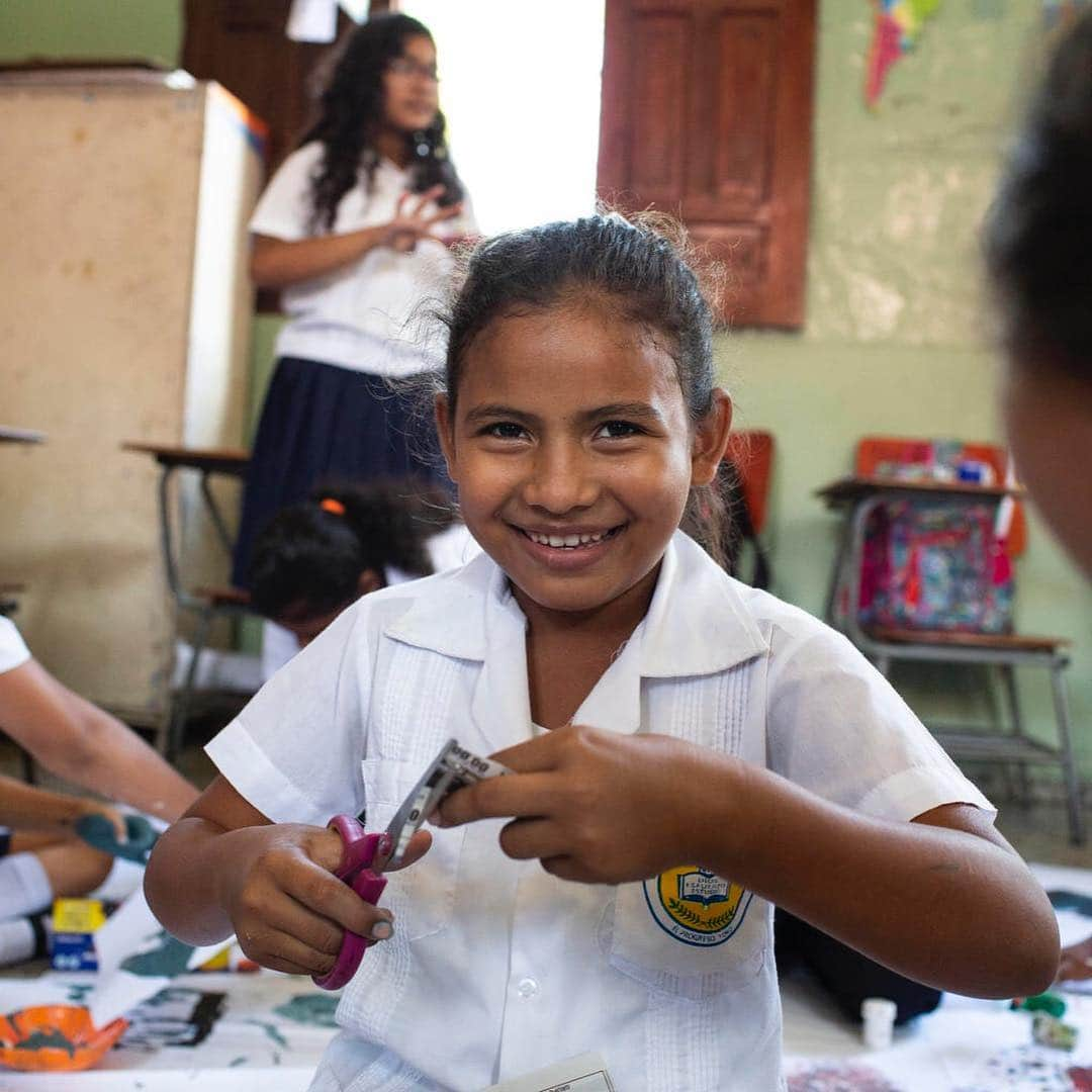 unicefさんのインスタグラム写真 - (unicefInstagram)「This week, our Executive Director Henrietta H. Fore met with students at a school in Tegucigalpa, #Honduras. Violence is an everyday lesson for many students in Honduras - a child under the age of 18 dies from violence every day. The school is working to change this through community engagement and with the support of parents. The result? Happy children who are eager to learn. #ENDviolence © UNICEF Bindra」4月6日 9時06分 - unicef