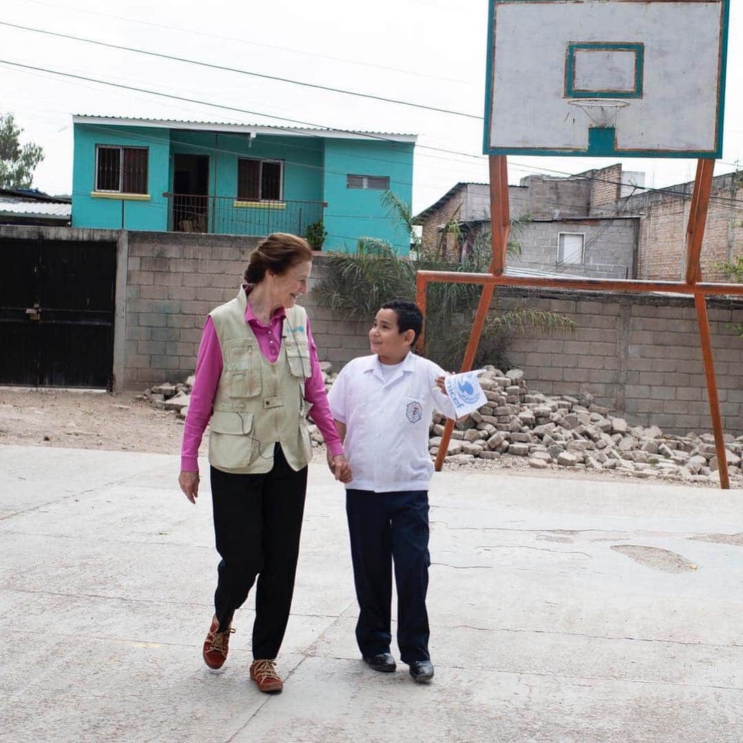 unicefさんのインスタグラム写真 - (unicefInstagram)「This week, our Executive Director Henrietta H. Fore met with students at a school in Tegucigalpa, #Honduras. Violence is an everyday lesson for many students in Honduras - a child under the age of 18 dies from violence every day. The school is working to change this through community engagement and with the support of parents. The result? Happy children who are eager to learn. #ENDviolence © UNICEF Bindra」4月6日 9時06分 - unicef