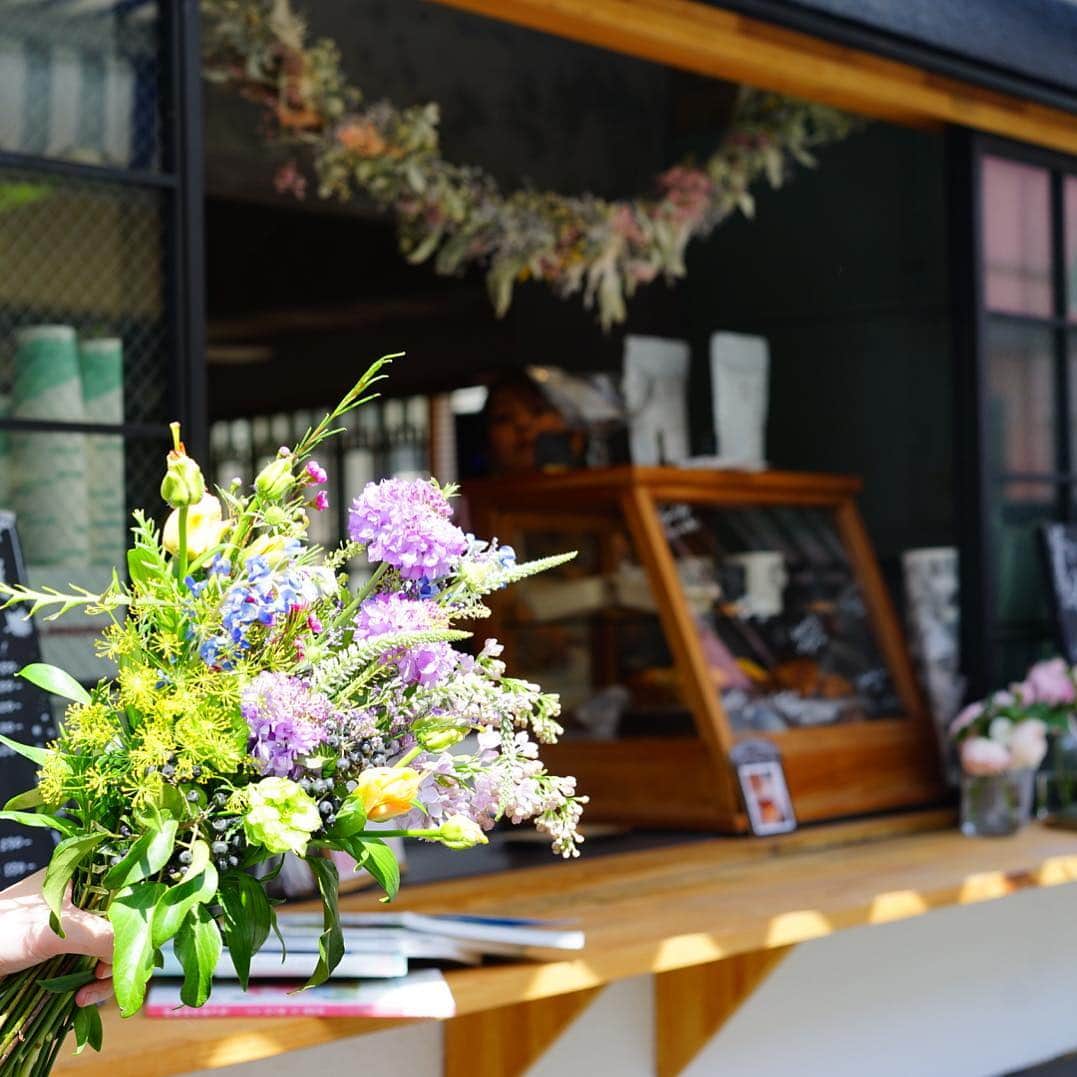 前田有紀さんのインスタグラム写真 - (前田有紀Instagram)「いいお天気！今日guiは外苑前の @nextweekend_jp さんで開催のWeekend Marche にたくさんの季節のお花とともに出店します。 ・ 少し前にオープンしたNEXTWEEKENDにあるGARTEN COFFEE。その美味しさにすっかりハマってしまっているわたしですが、お花を搬入した昨日はアイスチャイ飲みました。美味しかった〜！ 今日ご一緒できるのも嬉しい！ #もちものカスタマイズ展 ぜひお立ち寄りくださいね！  #Repost @nextweekend_jp with @make_repost ・・・ . 待ちに待った春の訪れと共に、﻿ 新生活の始まりに心踊る4月。﻿ 一週目の土曜日に、#今日の小仕事 ﻿ Weekend Marche を開催します！﻿ ﻿ 今回のテーマは、「もちものカスタマイズ展」。﻿ ﻿ 自分でアレンジできる暮らしの道具や、﻿ 相棒みたいに持ち歩きたい文房具など、﻿ 新生活を楽しくしてくれるアイテムが揃います。﻿ ﻿ 詳細はこれから少しずつ﻿ ご紹介していくのでお楽しみに♩﻿ ﻿ #今日の小仕事 Weekend Marche﻿ 〜もちものカスタマイズ展〜﻿ ﻿ [日付]﻿ 2019年4月6日(土)﻿ [時間]﻿ 10:00~16:00﻿ 入退場は自由となります。﻿ [場所]﻿ NEXTWEEKEND HOUSE﻿ 東京都渋谷区神宮前3-42-11 1F﻿ ﻿ #今日の小仕事の日 ﻿ #週末野心﻿ #イベント情報﻿ #外苑前 #今日の小仕事 #weekendmarche」4月6日 9時08分 - yukimaeda0117