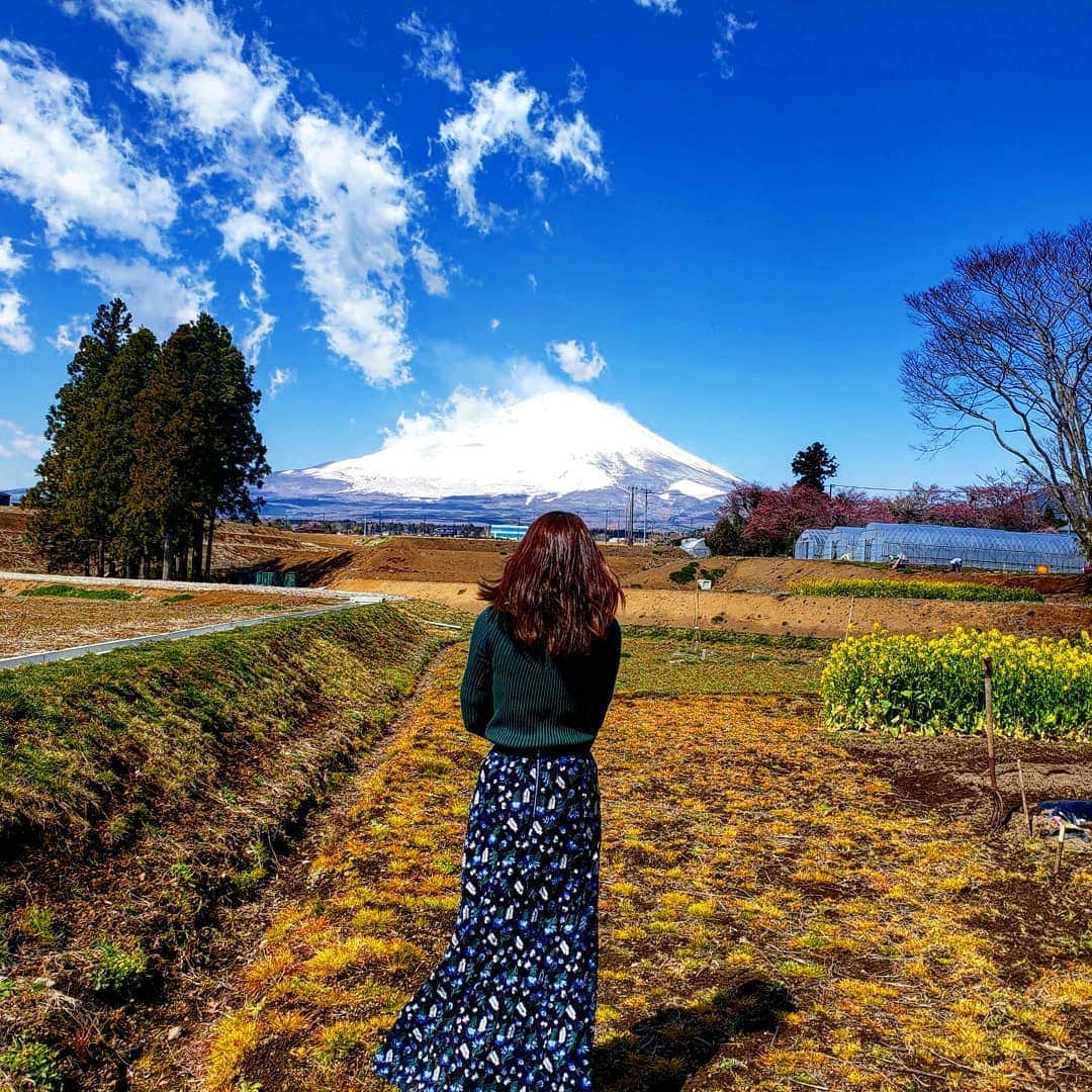 Hiromi Tomiiさんのインスタグラム写真 - (Hiromi TomiiInstagram)「4月1、2で#静岡県#小山町　へ . . #富士山頂と金太郎のまち . . . . 富士スピードウェイがあったり、金太郎の生誕の地だったり富士山頂がある町(^-^) . . 今回は車で来ました！ 東京駅からナビで1時間20分(^-^) 今回はみさ子と◎ . 富士霊園 →手作りハム のお店ando →飴屋→きくや→わさび漬丸中→目黒地蔵通り御門屋→道の駅ふじおやま→お写真は　#農家民宿このはな　さん . こちら最近オープンしたのですが、 前から気になっていて今回はこちらへ宿泊(^-^) 農家ならではのいろんな体験ができます！ ついてから、まずお茶を炒る体験。香りが芳ばしくなり、美味しい！ そして、夜ご飯で食べる、薫製を体験。 それから、ひのきを削ってマイお箸作り。 夜ご飯で食べるお団子作り。 夜ご飯はお写真最後とっても体にいいデトックスメニュー＼(^-^)／ よるのおふろに、お箸作りの時に出たひのきの削りかすを、袋に入れてお風呂に入れてもらったの。ひのきぶろ(^-^) 香りがよくて癒されました(^-^) . . 翌朝、朝イチで畑へ！ 富士山を眺めながら 里芋を掘ったり、ネギの収穫や、大根の収穫、 駆け回ったりしました。 収穫したものは朝ごはんて食べれます◎ . . . @_konohana 小山町の宏美の投稿は　→#宏美in小山町　で、 過去の投稿も見れます＼(^-^)／是非参考に💕 . . #小山に行きたい#小山町旅行#MtFuji#fujiyama#oyama#oyamajapan#shizuoka#trip#oyamatrip #女子旅#コーデ#きょコ #fashion #fashiongram  #currentlywearing #outfitpost #fashionpost#旅行コーデ#旅行好きな人と繋がりたい #写真好きな人と繋がりたい  #pr#トップス：#jferry_ins @jferry.jp (A31-118-10011)」4月6日 9時13分 - hiromi.tomii