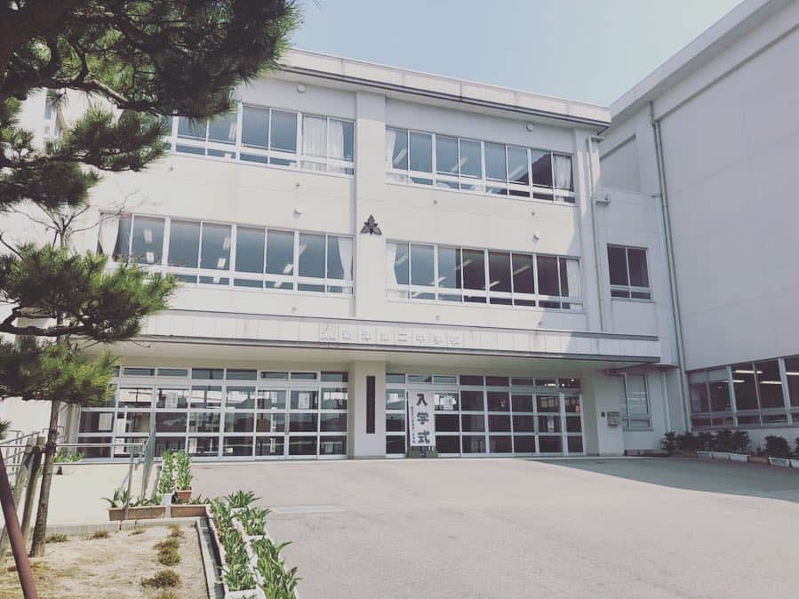 斉藤ひかりさんのインスタグラム写真 - (斉藤ひかりInstagram)「母校に行ってきました(^^) 多くの学校が昨日入学式だったんですよね✨ 毎日笑って、頑張って、あっという間な楽しい中学校生活を送ってほしい！  #母校 #入学式 #校舎が綺麗に #近所のパン屋さん #変わらず営業 #懐かしいお店 #嬉しくなった」4月6日 9時29分 - hikarisaito1027