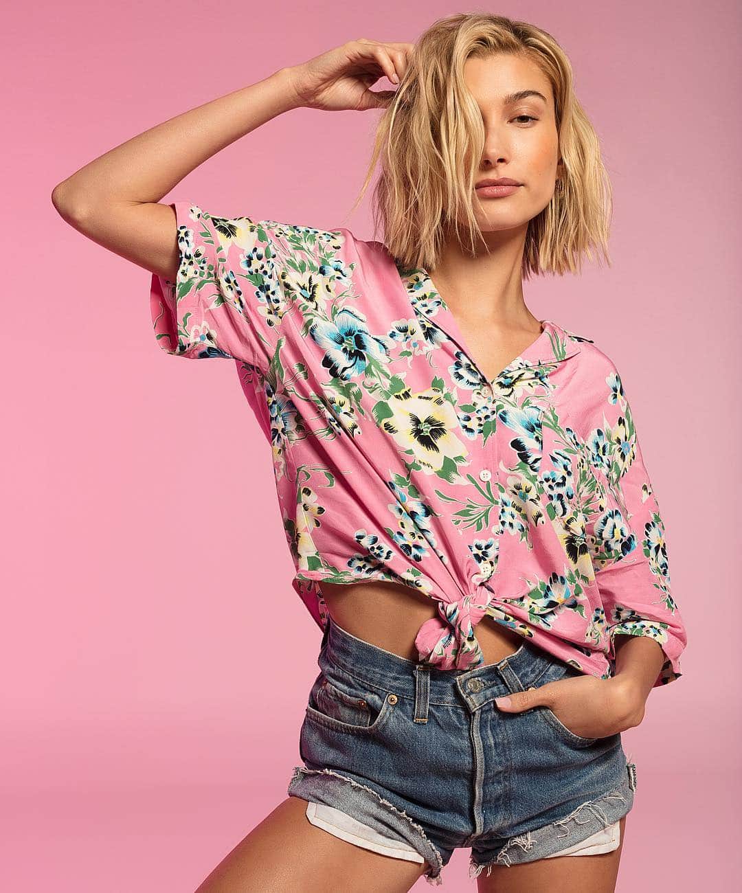 Just Jaredさんのインスタグラム写真 - (Just JaredInstagram)「@haileybieber is the new face of @levis 501 jeans! See more campaign images and watch her give festival packing tips at JustJared.com. #HaileyBieber #Levis #Levis501 Photos: Meritocracy’s Karla and Matthew」4月6日 9時30分 - justjared