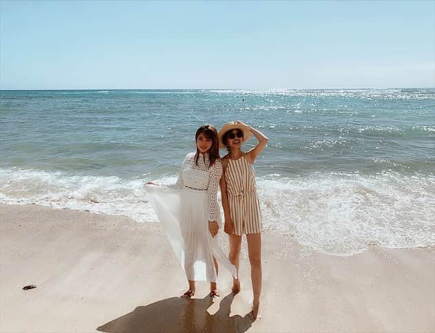 のインスタグラム：「Hawaiiに来てた @annasumitani ちゃんfamilyと海遊び🐳 パパ達と子供達は海でシュノーケリングしたり、浮き輪で浮いたり、ずーっと遊んでたので、ママ達は砂浜でガールズトークさせてもらってました🐚 ・ ・ ・ #Hawaii #ハワイ #男の子ママ #ハワイ生活 #hawaiilife #ハワイ暮らし #beach #ビーチ」