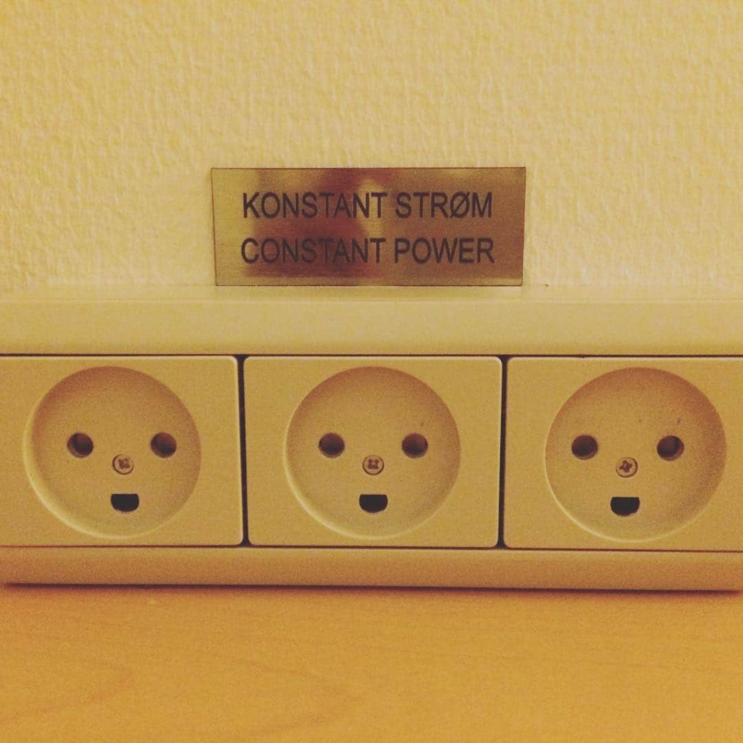 福間洸太朗さんのインスタグラム写真 - (福間洸太朗Instagram)「What I like in Denmark 🇩🇰 ここが好きだよデンマーク . . 1. They like singing. 🎶 歌うことが好き (これは春の訪れを祝う歌だそうです。コンサートの御礼に歌ってくださいました。) . 2. They like also drawing (and they do it so well!) 絵を描くことが好き(そしてレヴェル高っ！) . 3. The children's drawings were exhibited in a national train 国鉄の車両内に子供が描いた楽しい絵が！ . 4. They don't laugh at my miserable drawing..😭 こちらは私の絵ですが、 こんなものでも真剣に眺めてくださいました。(恥ずかしさの極みw) . 5. The outlet plug holes are smiling 😀 コンセントプラグ口が微笑んでいます！ . . . #Denmark #Dänemark #danemark #デンマーク #singing #drawing #smiling」4月6日 9時38分 - kotarofsky