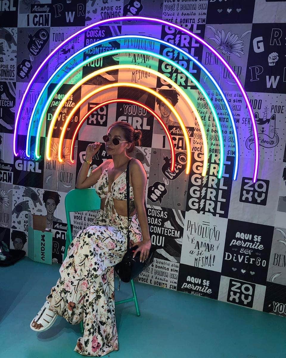 のインスタグラム：「Toda linda, a @dani.seta passou na nossa lojinha e escolheu a #ZaxyMove pra curtir e aproveitar muito o festival. Arrasou, Dani. 😍 Garanta já a sua na loja virtual é só tocar na tela e usar o código #ZAXYFESTIVAL para ganhar um brinde super especial 😱」