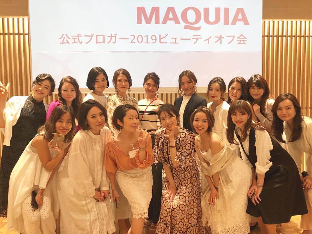 那須愛里さんのインスタグラム写真 - (那須愛里Instagram)「〝MAQUIA💄〟﻿﻿ MAQUIA公式ブロガー2019ビューティオフ会﻿﻿ @maquia.magazine ﻿﻿ ﻿ 2019年度から﻿﻿ MAQUIA公式ブロガーになりました✨✍﻿﻿ 4/22よりブログスタートします。﻿﻿ ﻿﻿ 19年度のみなさんと♡﻿﻿ ﻿ オフ会には100名弱のブロガーさんが集まりました﻿﻿ ﻿﻿ ﻿﻿ 仲良し @sayuuringo ちゃんが﻿﻿ MAQUIAトップブロガーなのもあり、﻿﻿ 集合写真に便乗させてもらったよ◡̈✨﻿﻿ ﻿﻿ ﻿﻿ ﻿﻿ 美人なお友達にも久しぶりに会えて﻿ 美意識がとても高まったオフ会でした🥂💄﻿﻿ ﻿﻿ 美容セミナーや﻿﻿ いただいたお土産のことも﻿﻿ またご紹介致しますね♡♡﻿﻿ #MAQUIA #maquiablogger ﻿﻿ #beautymagazine ﻿﻿ #マキア #マキア公式ブロガーオフ会2019 #チームマキア」4月6日 9時37分 - aaairixoxo