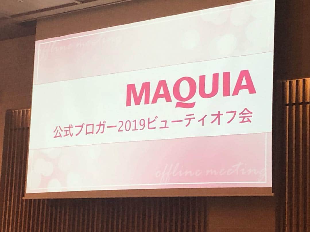 那須愛里さんのインスタグラム写真 - (那須愛里Instagram)「〝MAQUIA💄〟﻿﻿ MAQUIA公式ブロガー2019ビューティオフ会﻿﻿ @maquia.magazine ﻿﻿ ﻿ 2019年度から﻿﻿ MAQUIA公式ブロガーになりました✨✍﻿﻿ 4/22よりブログスタートします。﻿﻿ ﻿﻿ 19年度のみなさんと♡﻿﻿ ﻿ オフ会には100名弱のブロガーさんが集まりました﻿﻿ ﻿﻿ ﻿﻿ 仲良し @sayuuringo ちゃんが﻿﻿ MAQUIAトップブロガーなのもあり、﻿﻿ 集合写真に便乗させてもらったよ◡̈✨﻿﻿ ﻿﻿ ﻿﻿ ﻿﻿ 美人なお友達にも久しぶりに会えて﻿ 美意識がとても高まったオフ会でした🥂💄﻿﻿ ﻿﻿ 美容セミナーや﻿﻿ いただいたお土産のことも﻿﻿ またご紹介致しますね♡♡﻿﻿ #MAQUIA #maquiablogger ﻿﻿ #beautymagazine ﻿﻿ #マキア #マキア公式ブロガーオフ会2019 #チームマキア」4月6日 9時37分 - aaairixoxo