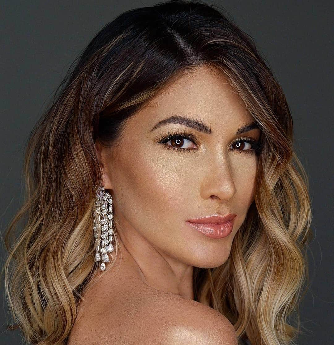 María Gabriela Isler Moralesさんのインスタグラム写真 - (María Gabriela Isler MoralesInstagram)「Let your soul glow! ✨ ¤ Do you like this look? I loved it! 💛 ¤ ¡Deja a tu alma brillar! 🙌🏼 ¤ ¿Les gusta este maquillaje? ¡A mi me encantó! ♥️ ¤ #Repost @carissacielomedved ・・・ Golden Glow Goddess ⭐🌟☇💛 Beautiful Queen 🌞 @gabrielaisler 🌞 Styling: @justine.aliman19  Hair: @kiel.hair  MakeUp: @carissacielomedved  @alvtalents @arnold_vegafria #MakeUpbyCarissaCieloMedved #GabrielaIsler #MissUniverse13 #BronzedBeauty #GlowingSkin  #SoftGlamMakeUp #Friday #TGIF」4月6日 9時49分 - gabrielaisler