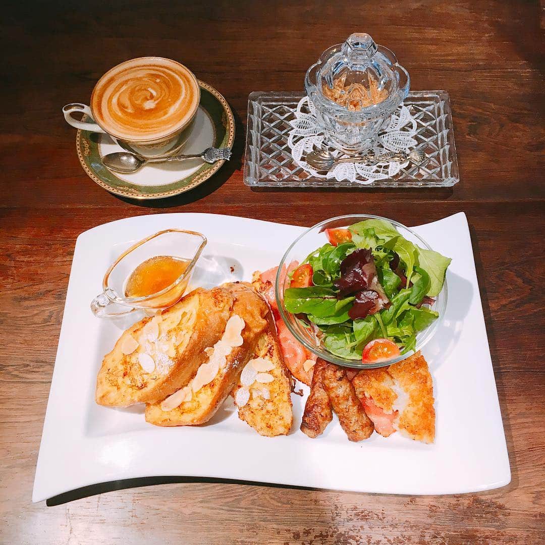 内田絢子さんのインスタグラム写真 - (内田絢子Instagram)「『週末モーニン』改め『モーニングコレクション』、4月からFM802 BRIGHT MORNINGのモーニングご紹介コーナー名リニューアルしました♡  今週は京都 マリベルのアーモンドフレンチトースト。卵液に浸ける時間は短時間、蒸し焼きにした、もっちりフレンチトースト。香ばしいパリパリのアーモンド、バターが溶け込んだメープルシロップをたっぷりかけて♡  マリベルはN.Y.に本店を構えるチョコレート専門店。京都が大好きなマリベルさんがセレクトされたアンティークに囲まれたカフェ。帰りにはぜひ、ショップでこだわりのチョコレートをお土産に♡  #マリベル #マリベル京都 #アーモンドフレンチトースト #京都モーニング #fm802 #brightmorning #モーニングコレクション #モニコレ #金曜朝7時半からコーナーお届けしてます」4月6日 9時52分 - uccijun