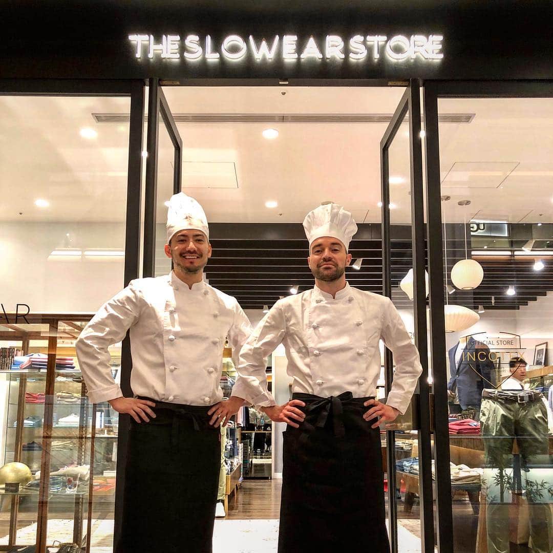 のインスタグラム：「Last night great Aperitivo at Roppongi Midtown, in Tokyo! Slowear Venezia x Campari x Francesco Bellissimo chef collaboration event! And... Thank you Daniele chef👨‍🍳👨‍🍳🇮🇹 昨夜六本木ミッドタウンのスローウエアで素晴らしいコラボイベントさせて頂きました！ご来店のお客様に感謝です！Grazie a tutte e a tutte, e soprattutto a tutte❤️ #ベリッシモ #料理研究家 #francescobellissimo #slowear #fashion #vip #luxurylifestyle #chef #celebritychef #dappermen #sprezzatura #roppongi #party #partyanimal #roppongimidtown #danielemacuglia #イタリア #お洒落 #ファッション #pictureoftheday #theslowearstore #イケメン #イケメン料理人 #芸能人 #イタリア人 #enjoylife #六本木」