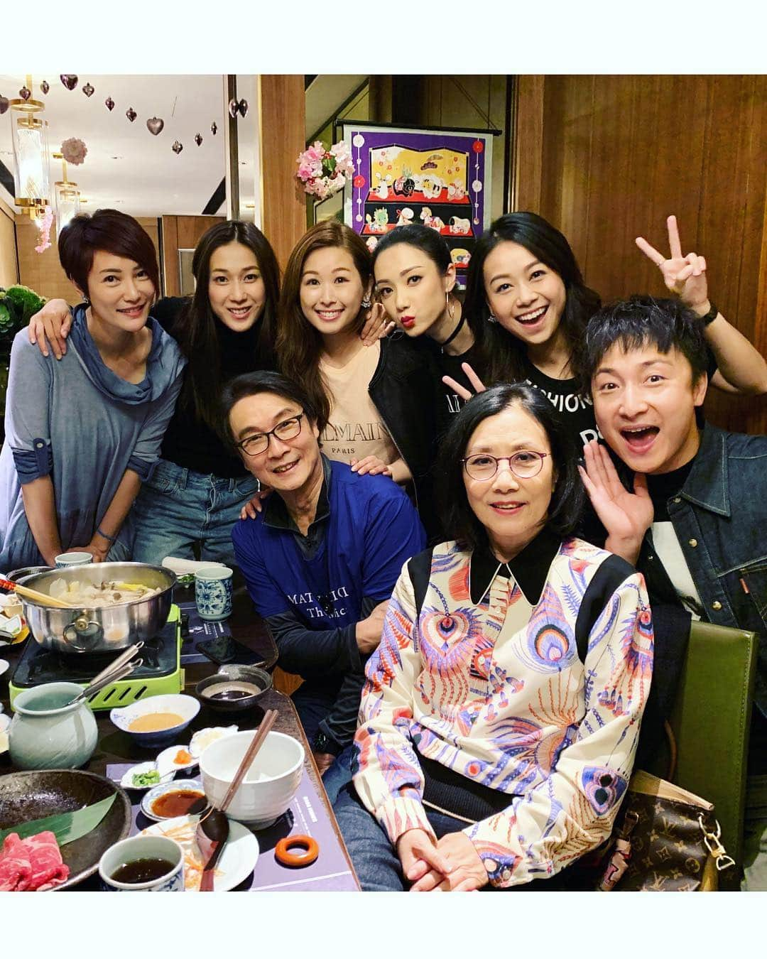 ジャクリーン・ウォンのインスタグラム：「precious talks over dinner with this crew ☺️ 松哥驚喜現身嗰下真係😲🥰🥳 and so great to catch up with linda!  #華麗轉身」