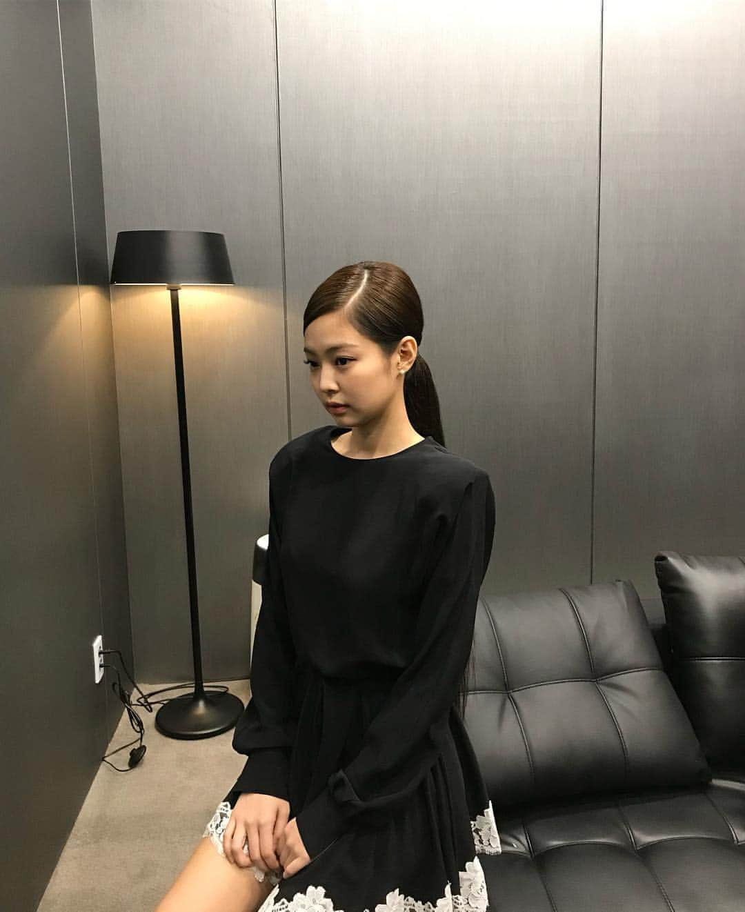 ジェニーさんのインスタグラム写真 - (ジェニーInstagram)「Check out our new video on @kia_onbeat ! 쏘 쿨 🖤」4月6日 10時05分 - jennierubyjane