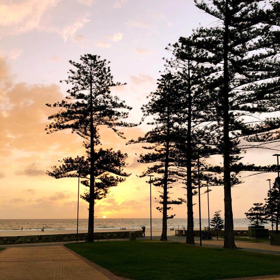 エマ・マッケオンさんのインスタグラム写真 - (エマ・マッケオンInstagram)「Sunset in Glenelg 🌅Getting memories of being here in 2016 with @georgiabohl making our first Olympic team together. 3 years has flown by!」4月6日 9時57分 - emmamckeon