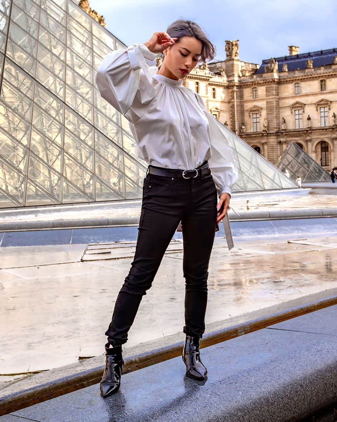 のインスタグラム：「Flashback to my travels in Paris ❤️ Any plans for the weekend?  Wearing: @the.kochetkova @kochetkova.moscow 📷: @vectorfilmproductions #paris #louvre」