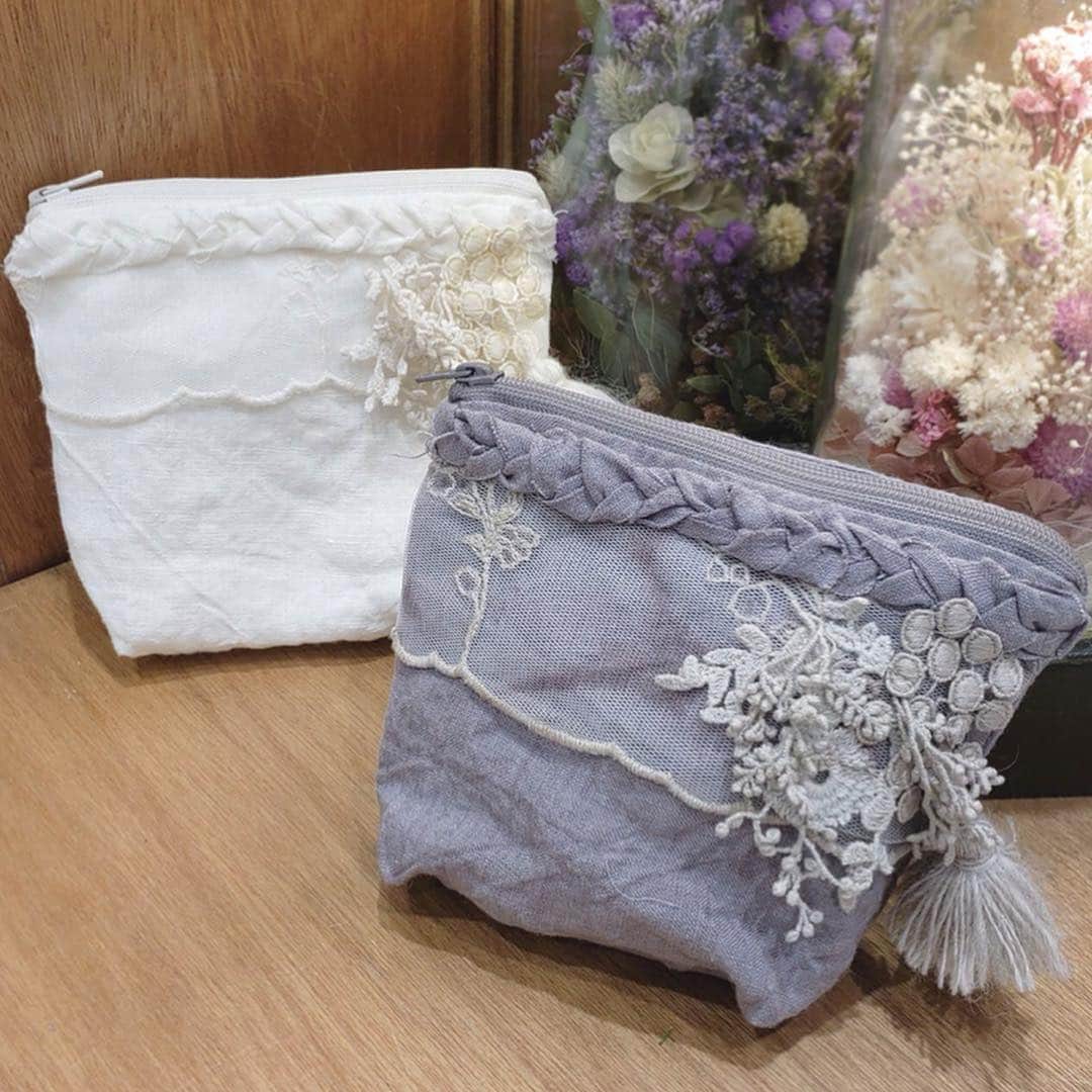 のインスタグラム：「【WEB SHOP】 春の雑貨が続々と登場＊ . あっという間に桜も徐々に葉桜となってきましたね＊ 新生活が始まる皆さまも、気持ち晴れやかに4月を迎えられたのではないでしょうか。 . m.soeur ZOZOTOWN店・Lilafには、春にぴったりの爽やかな素材のアイテムが、続々と入荷中です＊  リネン素材のポーチや、毎年大人気のラフィアハットの新作など…盛りだくさんです◎ . m.soeurの雑貨アイテムには、お花のモチーフ部分を取り外して、コサージュやネックレスなど他の使い方ができるものも多く、色んなコーディネートを楽しんでいただけます◎ ぜひ春のお出かけに活躍させてみてくださいね＊ . https://zozo.jp/sp/shop/msoeur/?dord=21&dstk=2 https://lilaf-by-msoeur.com . #エムスール #msoeur #m_soeur #lilaf #flower #フラワー #布花 #ラフィア #すずらん #お花のある暮らし #春コーデ #ナチュラル #リネン #バッグ #春 #spring」