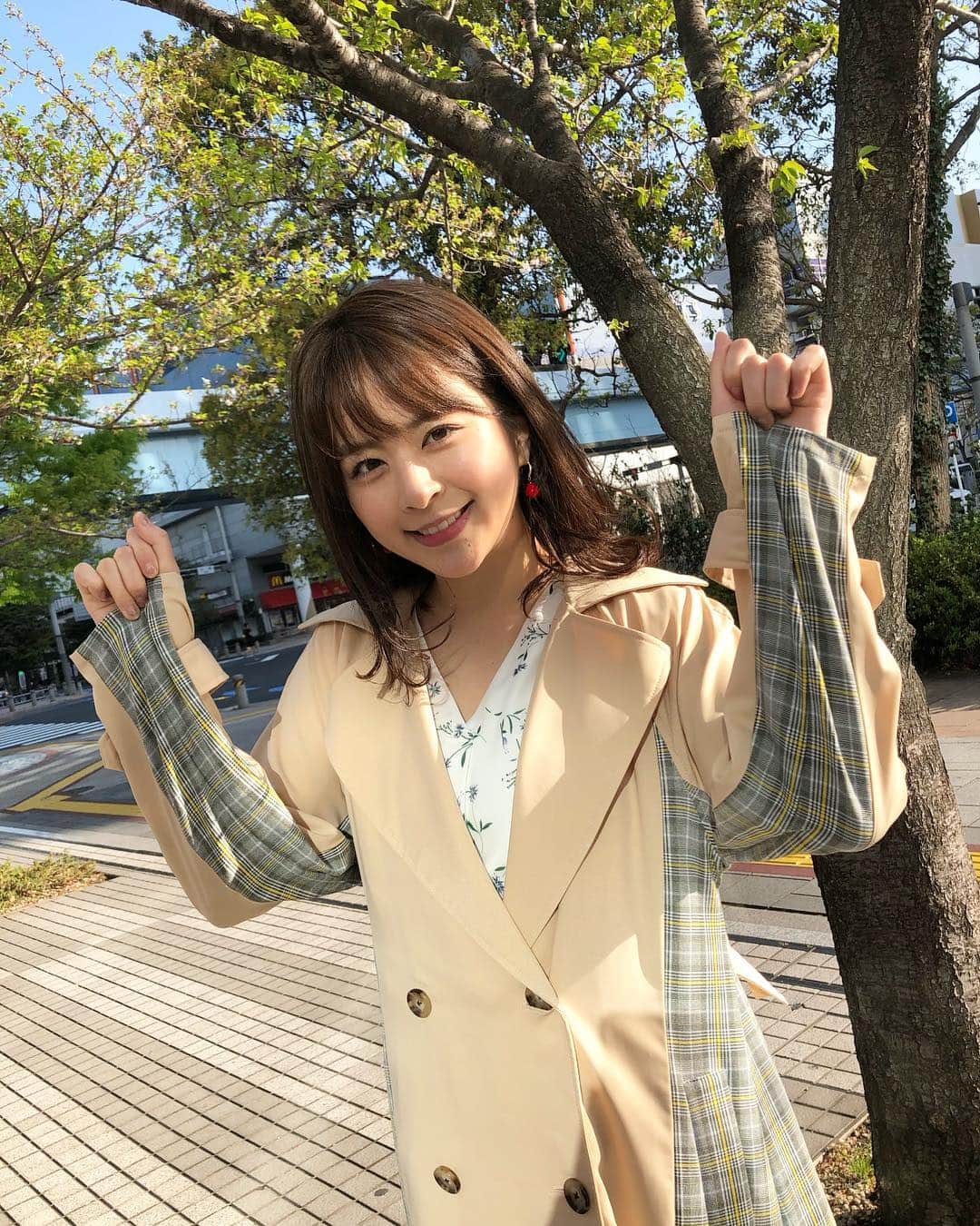 沖田愛加さんのインスタグラム写真 - (沖田愛加Instagram)「. . お台場の朝も4月に入って暖かくなり、春だきたなあ。と実感しました！☺️ . 今日はお花見日和なので良い1日をお過ごしください！😊 . 今日のお衣装はトレンチコートがお気に入りです🌸 #めざましどようび #沖田愛加」4月6日 10時02分 - okita_aika