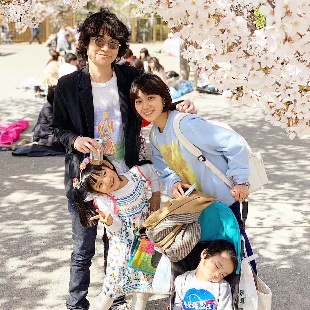 山口尚美のインスタグラム：「昨日はハッピー片寄家とお花見🌸✨ ショコラさんの美しいお弁当に舌鼓を打ち😭🍱屋台を楽しみたこ焼きも食べて幸せ日和でした🌈🐙🚃 詳しくは @chocolatandakito さんのインスタを見てみてね📸💕」