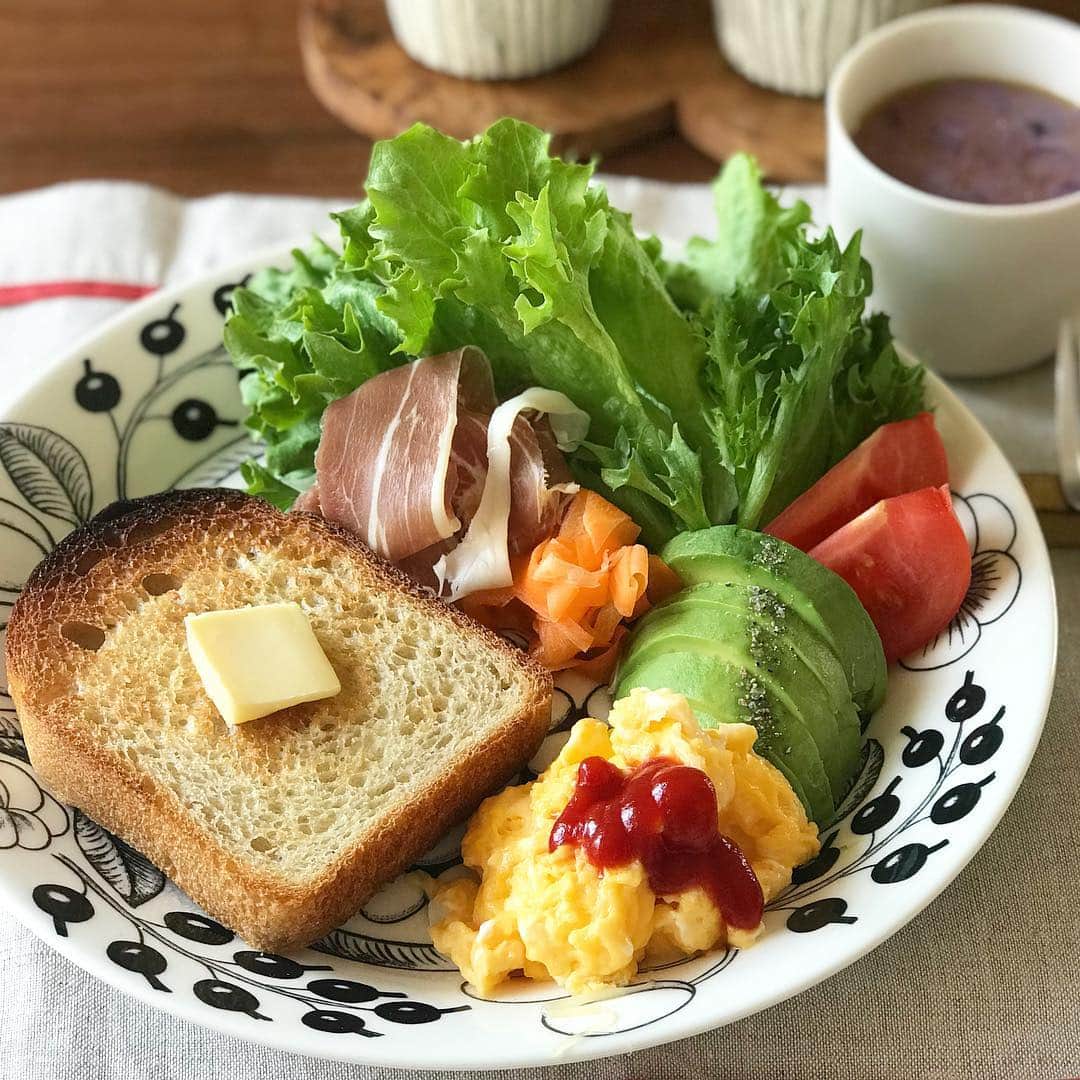 kokochiyoiさんのインスタグラム写真 - (kokochiyoiInstagram)「2019/04/06 土曜日の#朝ごパン。 ザクザク食パンのバタートースト、 夫リクエストの チーズ入りスクランブルエッグ、 アボカド、生ハム、 キャロットラペ、 黒人参のスープ(紫!!) ✳︎ ✳︎ ✳︎ トースト、 今朝のトースター見張り担当・夫 が焦がしました(報告)。」4月6日 10時12分 - kokochiyoi