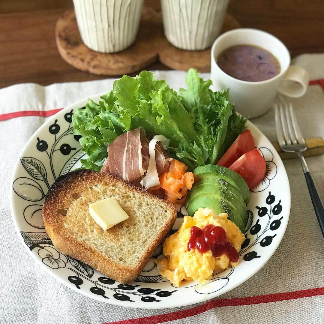 kokochiyoiさんのインスタグラム写真 - (kokochiyoiInstagram)「2019/04/06 土曜日の#朝ごパン。 ザクザク食パンのバタートースト、 夫リクエストの チーズ入りスクランブルエッグ、 アボカド、生ハム、 キャロットラペ、 黒人参のスープ(紫!!) ✳︎ ✳︎ ✳︎ トースト、 今朝のトースター見張り担当・夫 が焦がしました(報告)。」4月6日 10時12分 - kokochiyoi