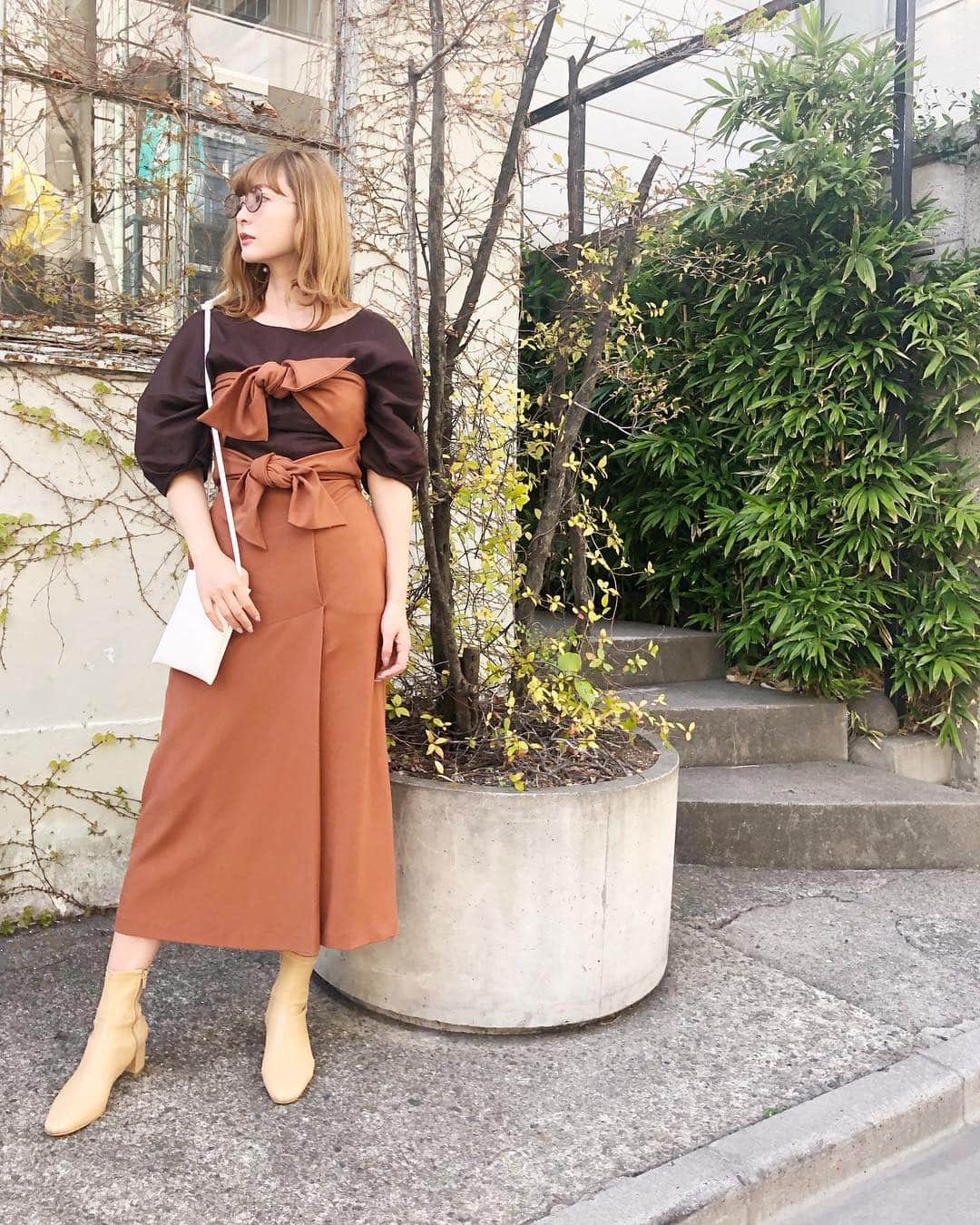 のインスタグラム：「. . #mamie_no_code 🧸  onepiece / @amerivintage blouse / @norc.jp boots / @todayful_official glasses / @lavid_eyewear ﻿ 一年中いつでも着たくなっちゃうアメリのワンピに﻿ もうすでに大ファンなNORCのブラウス 🐻﻿ ﻿ 私には珍しいブラウンコーデでした 💞」