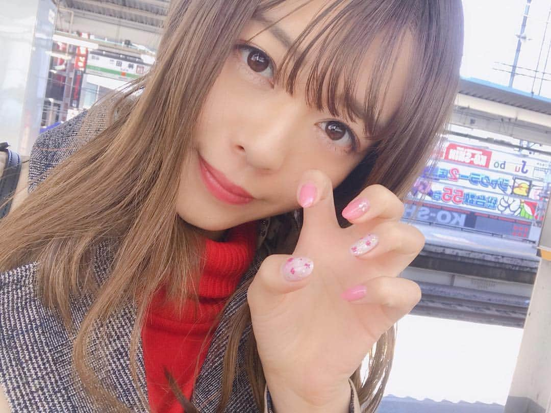 石倉侑芽さんのインスタグラム写真 - (石倉侑芽Instagram)「春仕様にネイルチェンジ💅💓 . くすみ系のカラーが好きなんやけど 今回は珍しく明るいピンクに💓 迷いに迷って、かなさんのアドバイスを受けて このカラーにしてよかった😊💖 . めちゃめちゃかわいー☺️ 毎日誰かに褒められるネイル💅💓 かなさんいつもありがとうございます🎀 . ネイルサロンはJR目白駅近くにある @joliessenail  です🎀 フットも可愛くしてもらったので またご紹介しますね👣💓 . #春ネイル#押し花ネイル#ピンクネイル #東京ネイルサロン#ジェルネイル#目白#ゆめちんネイル」4月6日 10時39分 - yume8115