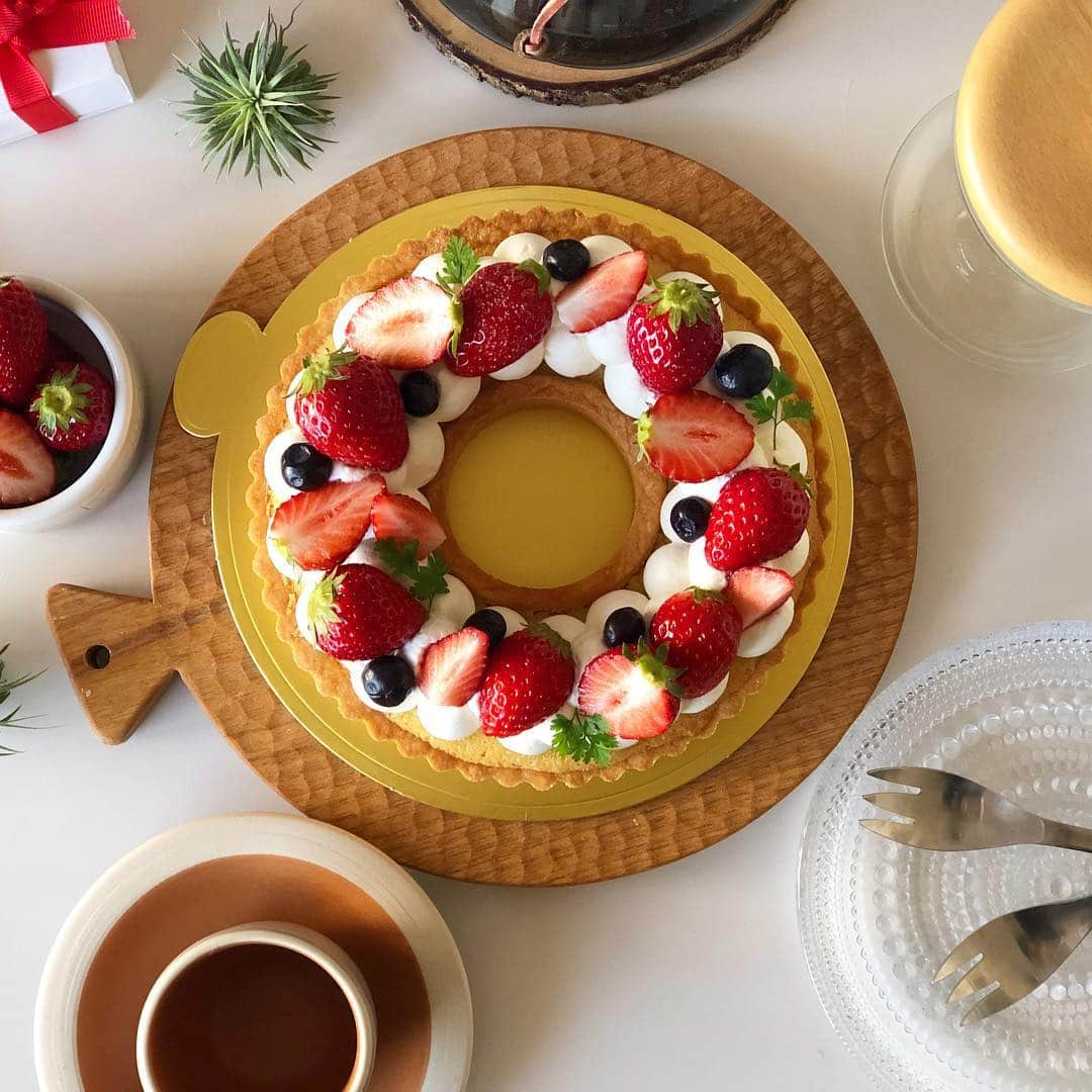 trs0609さんのインスタグラム写真 - (trs0609Instagram)「. . . 今週はいちごのタルト作ったよ👩🏻‍🍳🍓🥧 . 上から見たら⭕️可愛い😆⤴︎苺🍓が乗ると萌えるね🤤💕 .リースの輪には永遠という意味があるんだって♡ . 昨日は16回目の結婚記念日でした😊💒✨ . . おトーラも大好きな🍓一緒に食べようね🥂🥂 . . 皆さま素敵な週末をお過ごしください☺︎❤️ . #frenchbulldog #frenchies1 #frenchieworld #redfawn #フレンチブルドッグ #フレブル #フォーン #おうちカフェ #手作りケーキ #4月5日 #結婚記念日 #いつもありがとう」4月6日 10時40分 - trs0609