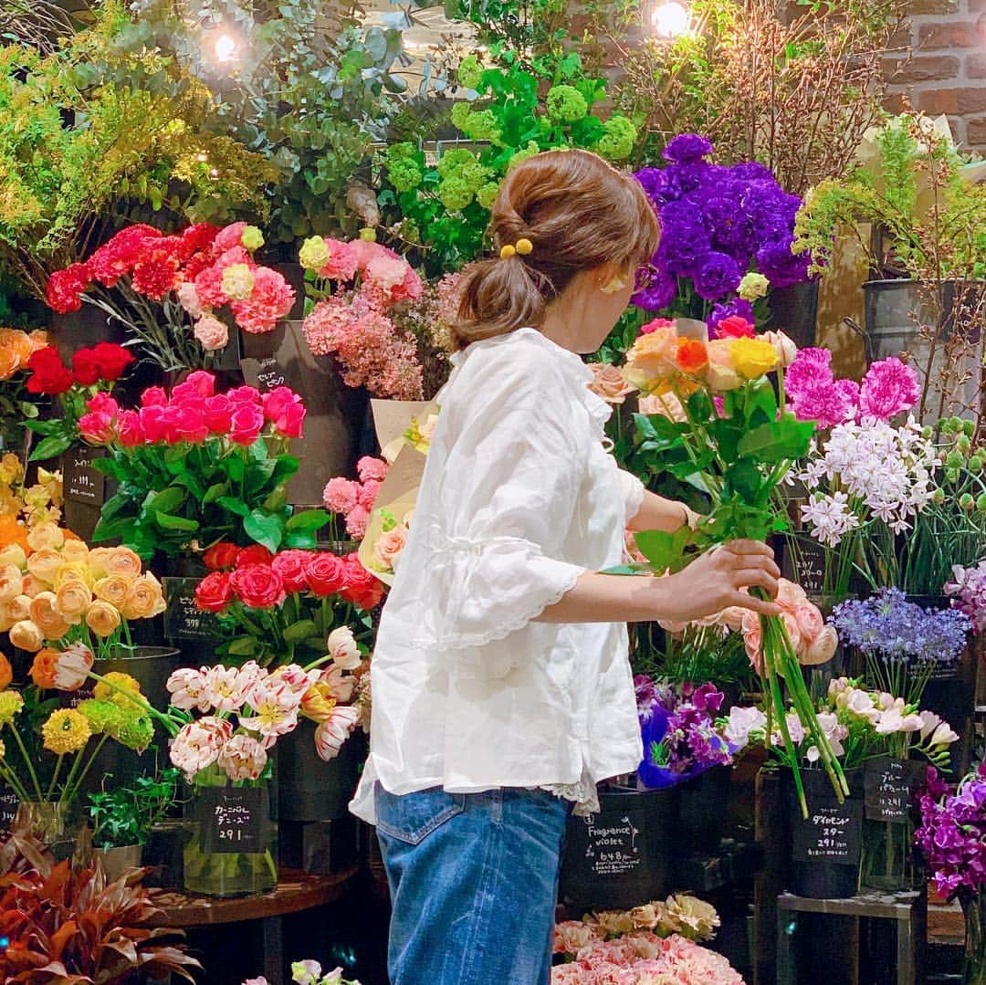 franche lippee officialさんのインスタグラム写真 - (franche lippee officialInstagram)「・ 有楽町マルイ店 20thプレートやテキスタイルBOXもディスプレイして、華やかで楽しい売り場に変身しました✨ ・ お店をイメージしたお花をセレクト中…🤔💐 @yukiemon_ ・ ・ #franchelippee #フランシュリッペ #flower #花のある暮らし #coordinate #コーディネート #pottery #陶器 #fashion #有楽町マルイ #ディスプレイ #リネン #linen」4月6日 10時43分 - franchelippee