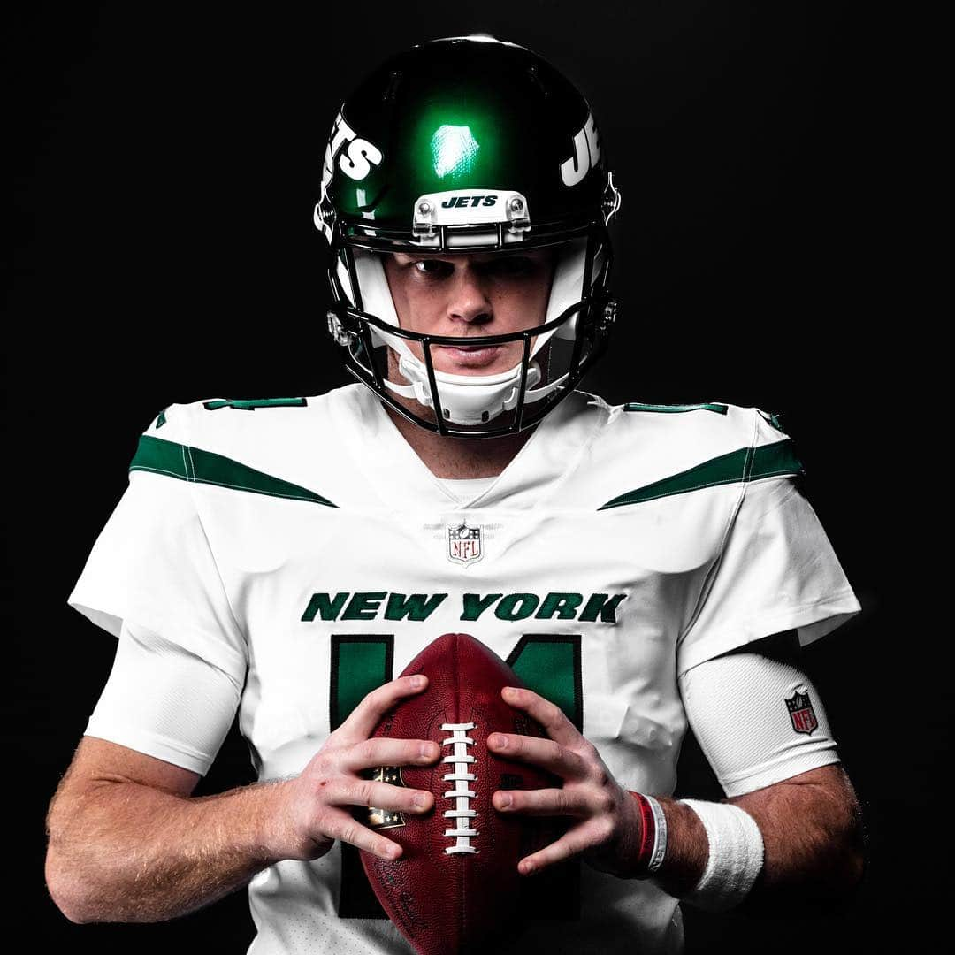 NFLさんのインスタグラム写真 - (NFLInstagram)「The new @nyjets jerseys are here! Tap to pick up your favorite from @officialnflshop 🙌」4月6日 10時47分 - nfl