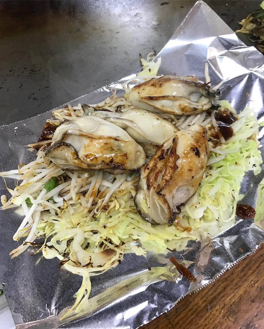 芦田桂子さんのインスタグラム写真 - (芦田桂子Instagram)「先日、無性に広島のお好み焼きが食べたくて同郷出身の @meikimisako さんオススメのカープへ @sachiko0807 ちゃんと3人で行ってきました❣️ ✴︎ 東京にいながら本格的で美味しいお好み焼きと焼いてくれてるおじちゃんの広島弁であれ？ここ広島？な感覚に 笑 シーズン最後のプリプリ牡蠣もサイコーに美味しかったな❣️ またすぐに行きたいっw ✴︎ #カープ東京支店  #お好み焼きは鉄板でヘラで食べます #熱いけど美味しい  #生粋な #広島人 #お好み焼き #美味しかった  #予約の出来ないお店  #おじちゃんまた行くね」4月6日 10時57分 - keiko_ashida