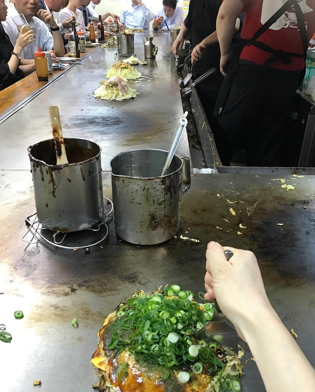 芦田桂子さんのインスタグラム写真 - (芦田桂子Instagram)「先日、無性に広島のお好み焼きが食べたくて同郷出身の @meikimisako さんオススメのカープへ @sachiko0807 ちゃんと3人で行ってきました❣️ ✴︎ 東京にいながら本格的で美味しいお好み焼きと焼いてくれてるおじちゃんの広島弁であれ？ここ広島？な感覚に 笑 シーズン最後のプリプリ牡蠣もサイコーに美味しかったな❣️ またすぐに行きたいっw ✴︎ #カープ東京支店  #お好み焼きは鉄板でヘラで食べます #熱いけど美味しい  #生粋な #広島人 #お好み焼き #美味しかった  #予約の出来ないお店  #おじちゃんまた行くね」4月6日 10時57分 - keiko_ashida