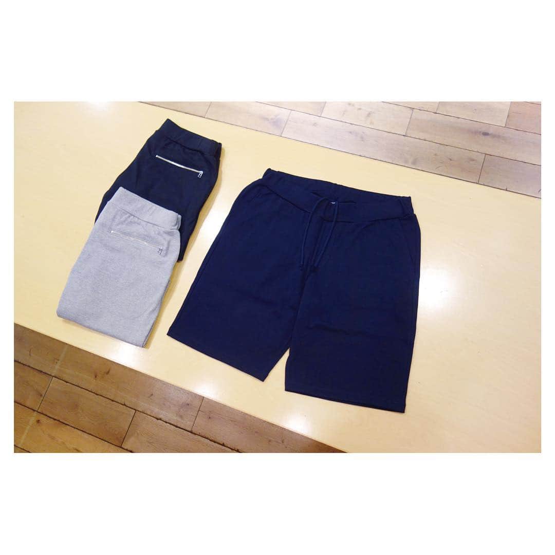 ループウィラーさんのインスタグラム写真 - (ループウィラーInstagram)「*** LWヘヴィウェイト吊り天竺ショーツ 入荷です。 . こちらも本日入荷致しました、LWヘヴィウェイト吊り天竺を使用して製作されたショーツとなります。 . カラーはグレーメランジ、ネイビー、ブラックの3色展開。 販売価格は¥15,000(税抜)です。 . 本日は11時より営業となりますので、皆様のご来店お待ちしております。 . #ループウィラー #吊り編み #スウェット #定番 #日本製 #ループウィラー大阪 #lw大阪 #和歌山 #大阪 #南船場 #時尚 #옷스타그램 #오사카  #loopwheeler #tsuriami #sweat #sweatshirts #madeinjapan #lwosaka #japan #wakayama #osaka #minamisenba #wear #fashion」4月6日 10時49分 - loopwheelerosaka