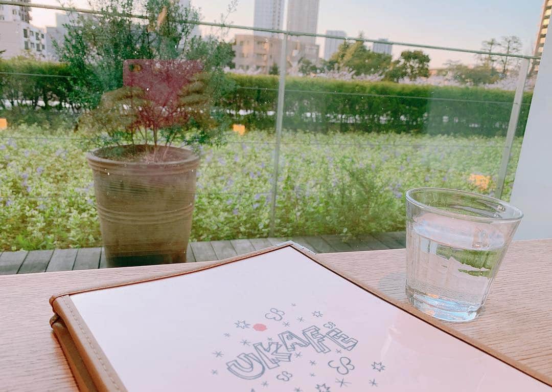 夏目樹里さんのインスタグラム写真 - (夏目樹里Instagram)「‪おそようございます٩(*´꒳`*)۶‬ . ‪東京ライブの前にAyaちゃんと行った ⁦‪#Ukafe‬⁩ の写真😋🍴‬ . ‪⁦‪#酵素玄米‬⁩ を食べてみたくて〜✨‬ ‪私は #ガパオライス を注文🐮‬ . ‪桜並木の見える席🌸‬ ‪身体に良いメニューばかりで美味しかったし癒された〜🥰‬ ‪⁦‪#東京ミッドタウン‬⁩ にあるよ🤗 ‬ . #オーガニックカフェ #ウカフェ」4月6日 10時51分 - juri_azure