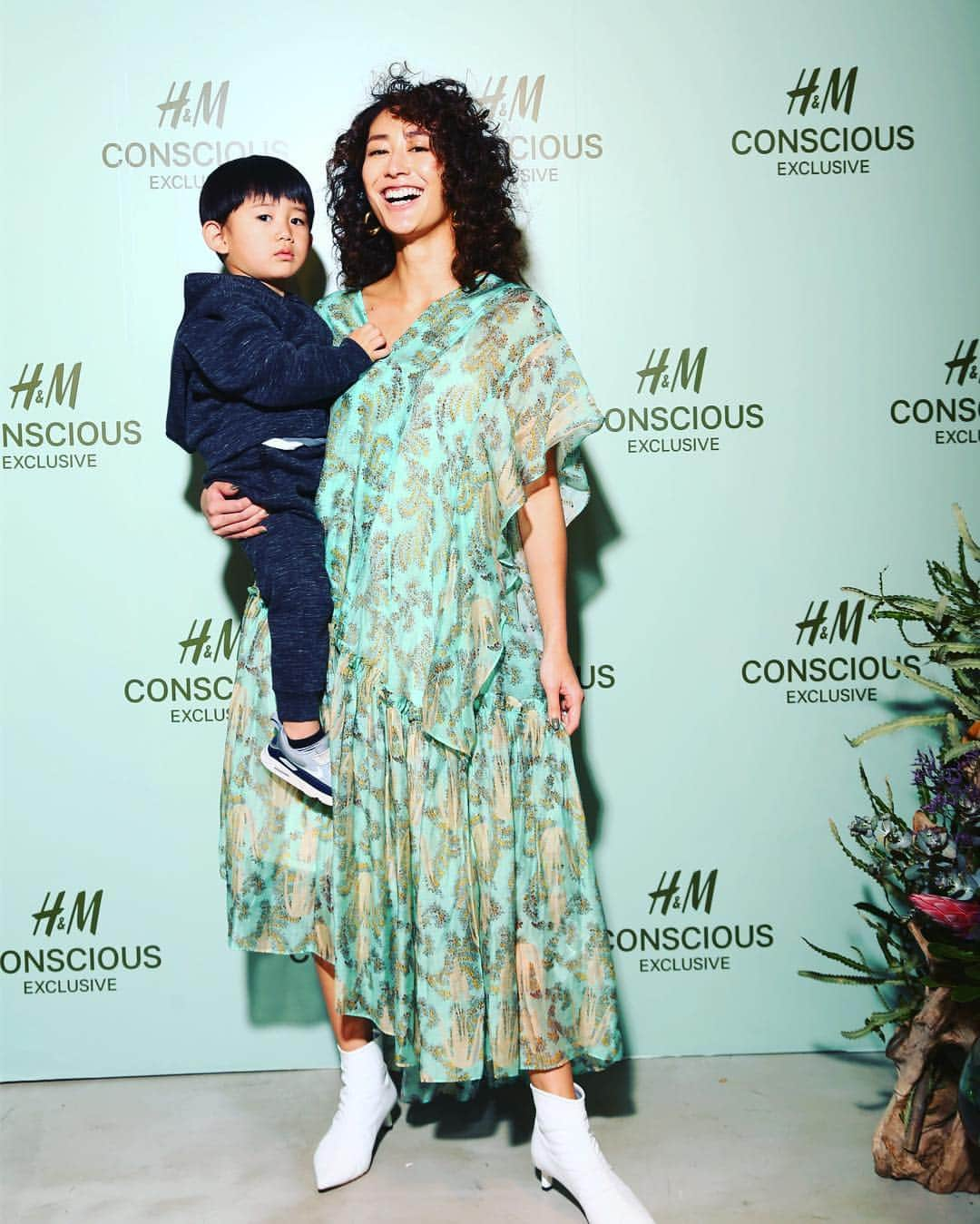 神山まりあさんのインスタグラム写真 - (神山まりあInstagram)「H&M conscious exclusive 😘collection party!! @hm  夕飯を早めに済ませてH&Mのサステイナブルな生地のコレクションパーティーにお邪魔しました^_^ sustainableな物作りに感銘をうけ、ディーンにも「このカッコいい洋服はパイナップルからできてるんだよ」と教えることができました🍍理解してるかは不明だけど、そうやって実物を見ることって大事😊  見事にパリピデビューのディーンさん。ミモザ(シャンパン抜き)をもらって美女に囲まれ満足げ😂  ファンキーなクルクルヘアは @shibatarosun1 さんが午前中の撮影で施してくれたもの😘❤️最高にタイプだった〜！！ しかし。憧れのアフロヘアーは、時間が経つと共にQueenへと変わっていきましたとさ🤣ちゃんちゃんっ  #handm #mom #son #fashion #dean #アフロヘアー #wewillrockyou」4月6日 11時04分 - mariakamiyama