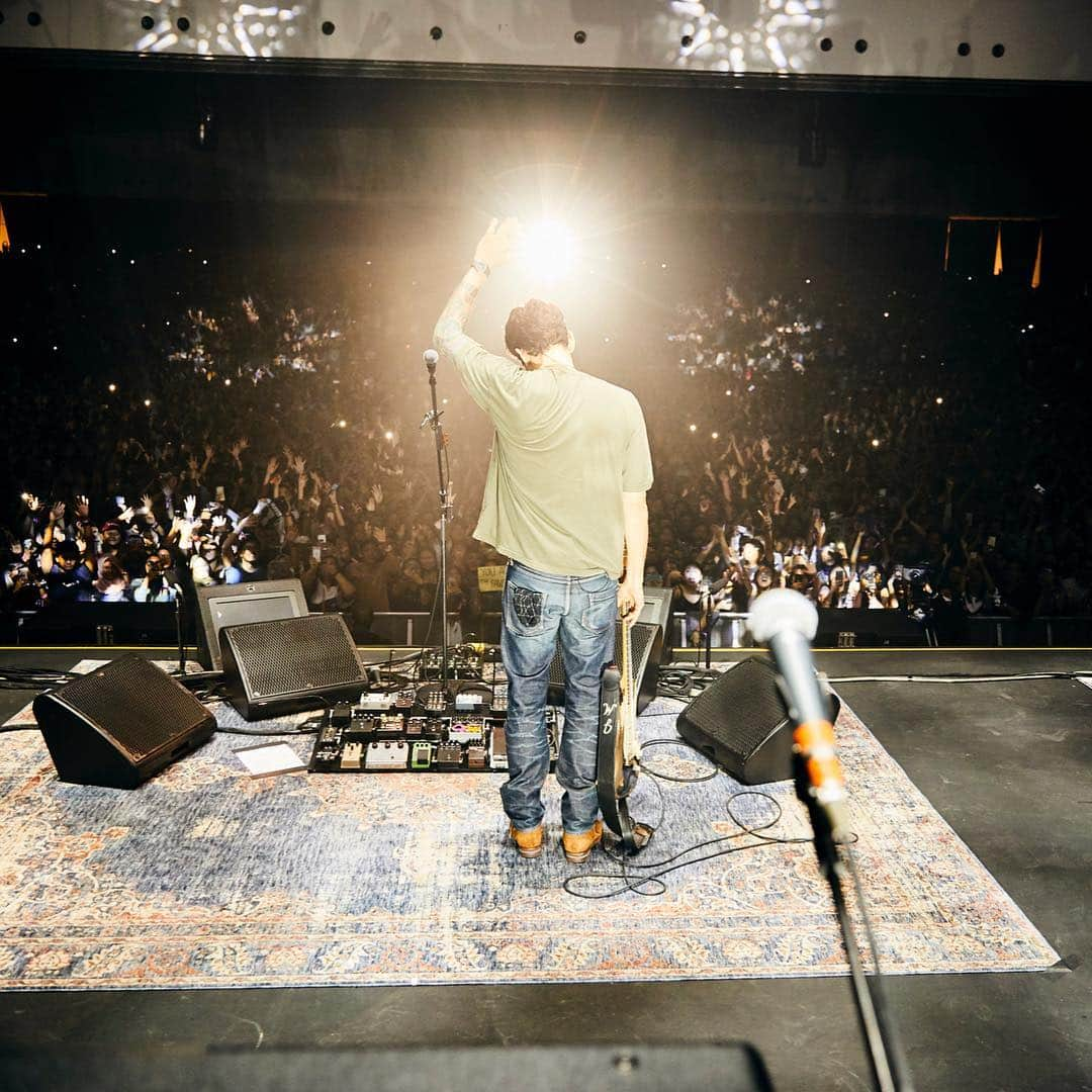 ジョン・メイヤーさんのインスタグラム写真 - (ジョン・メイヤーInstagram)「Jakarta, Indonesia: This is a story about Instagram helping build a bridge between an artist and fans he wouldn’t have otherwise known he had, if not for them reaching out to him via social media.  Okay, I can’t keep the secret anymore - the artist is me! And the fans? Well they were my 10,000 singing, smiling new friends. Thank you Jakarta for a beautiful night. ⚡️♥️⚡️ 📷 @daniel」4月6日 11時14分 - johnmayer