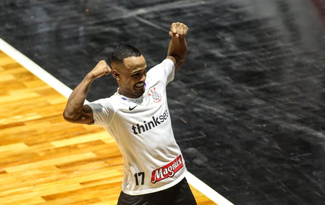 コリンチャンスさんのインスタグラム写真 - (コリンチャンスInstagram)「GRANDE ESTREIA!  Com apoio da Fiel, Timão vence o Cascavel-PR por 3 a 1 no Ginásio Wlamir Marques, e começa com o pé direito a Liga Nacional de Futsal (LNF). 📷 Rodrigo Coca  #VaiCorinthians #TimãoPoliesportivo」4月6日 11時10分 - corinthians