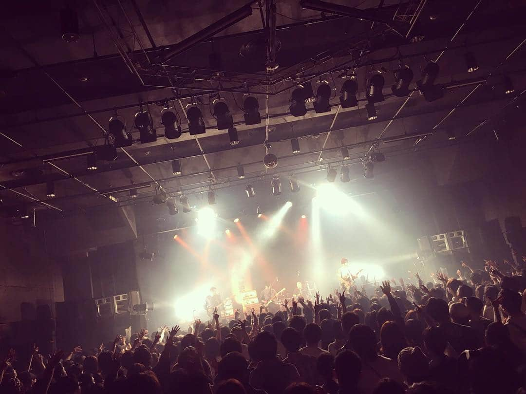 荒井岳史さんのインスタグラム写真 - (荒井岳史Instagram)「G.J.R.C TOUR 01、LITEを迎えて最高な夜でした。カッコよかった。  テナーはやっぱ貫禄のというか、同世代バンドとは思えぬ圧巻のナイスライブでした。最後まで客席から楽しんで観てました。  俺らもまあ俺ららしく出来たんじゃないかな〜。 今日は2本目にして今ツアーファイナル、大阪は味園ユニバースでゲストに“Halo at 四畳半”を迎えて！  #ストレイテナー  #LITE #haloat四畳半  #thebandapart  #gjrctour01」4月6日 11時10分 - takeshi_arai