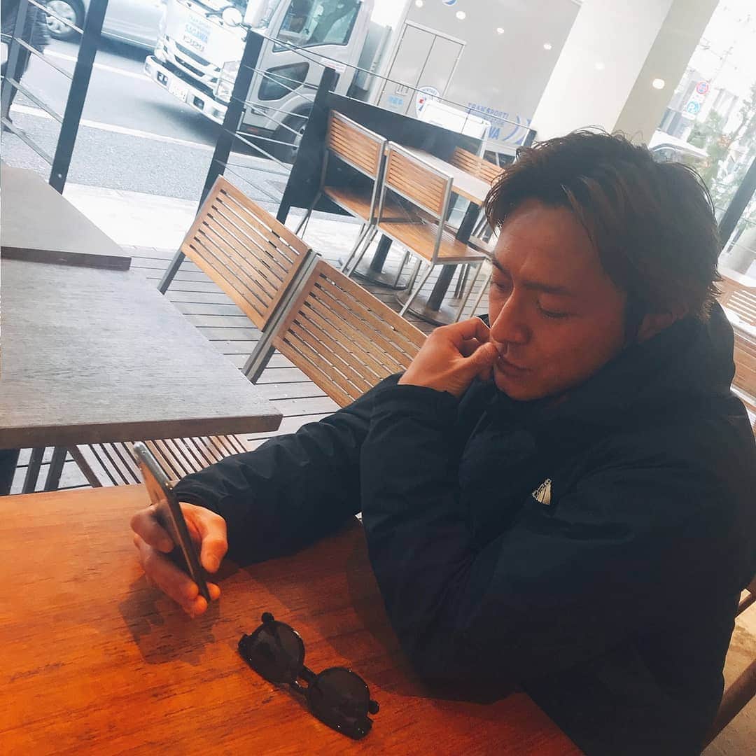 内山麿我のインスタグラム：「・ ・ そろそろ本格的に春やなぁ ・ #まろ #maro #dance #mensmodel #artist #内山麿我 #marokauchiyama#thenorthface #cafe #thethirdburger #仕事してる風」