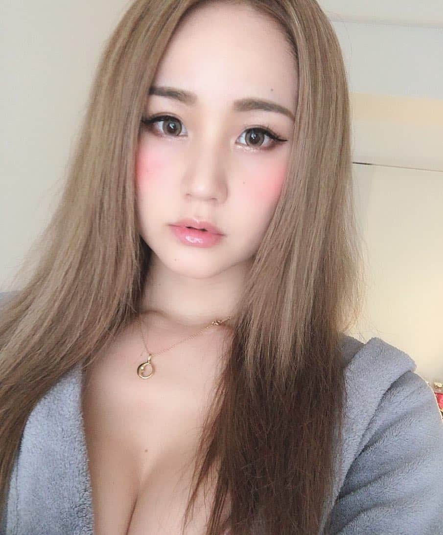 LORYのインスタグラム：「おはよ🥛☀️ 今日も元気に(๑>◡<๑)💛💛」