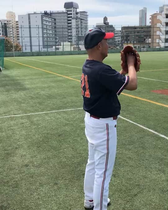 そうすけのインスタグラム：「芸人草野球リーグ  Gリーグが今年も開幕  元々サンドウィッチマン伊達ちゃんが作ったチームだったけど、忙しくてなかなか伊達ちゃんが来れないため このハゲが見てるチーム  昨年は久しぶりの優勝 今年2連覇を目指す！  チームは勝利し良いスタートを切った  しかしこのハゲは この後打たれるとも知らず、悠々と肩慣らしキャッチボールしている  6回から登板し1失点(*_*) 年老いたな〜  反省したハゲは 試合後に川沿いで花見して帰った  #草野球 #開幕 #芸人リーグ #サンドウィッチマン #伊達ちゃん #全部で9チーム #ピッチャー #元愛媛マンダリンパイレーツ #独立リーグ #ハゲは帽子被らないと日焼けする #自分の照り返しで焼けちゃう #そうすけ」
