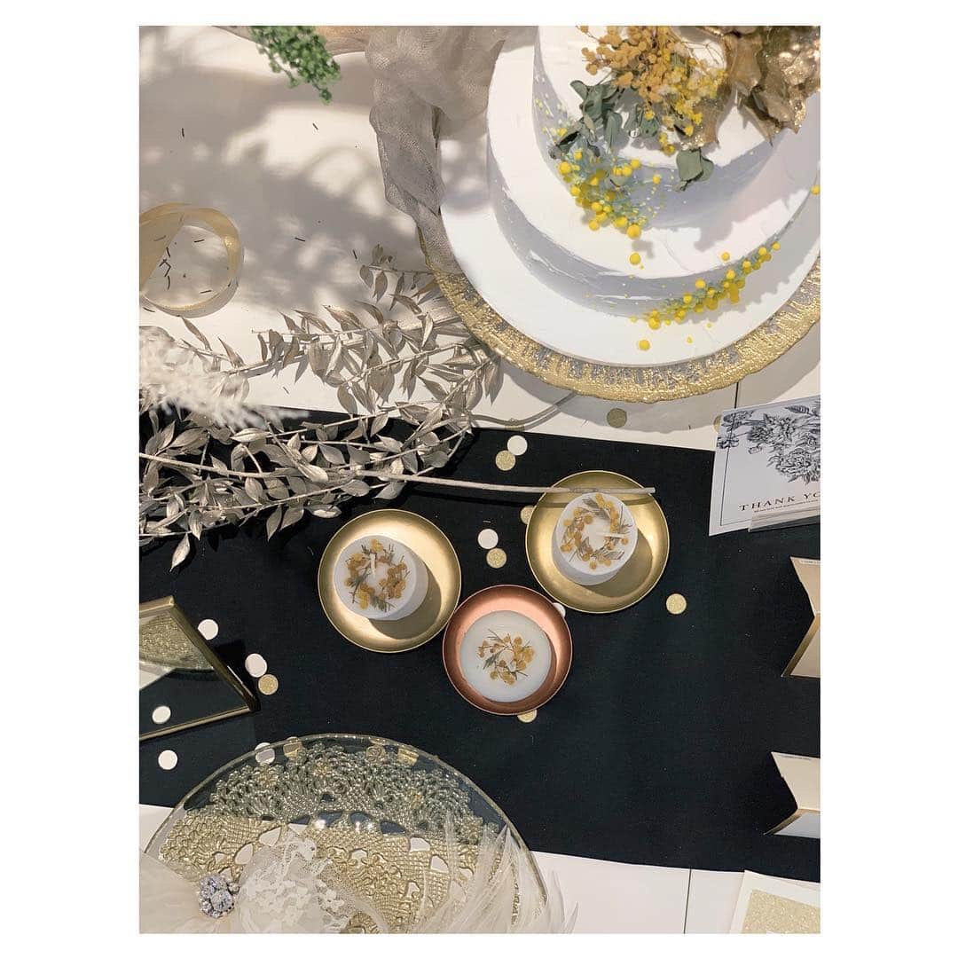 ウェディングソムリエ編集部のインスタグラム：「先日はウェディングソムリエ×WEDDING LOUNGE TOKYOの #花嫁リビング ウェディングアイデアワークショップでした✨ * 結婚式準備はじめたての花嫁さんのイメージ固めのお手伝い💡テーマカラーや、キーワード出しなど14名の花嫁さんで和気あいあいとお話ししながらのイベントでした！ * WEDDING LOUNGE TOKYO @wedding_lounge_tokyo は、@happyleaf_wedding のさまざまなペーパーアイテムが見れたり、@hyacca_gift の引出物やプチギフト、演出、装飾アイテムなどがチェックできるショールーム！ * とても素敵なアイテムが揃っていましたよ☺️土日祝に営業しているので、ウェディングのアイデアを集めたい方はぜひチェックしてみてくださいね。 ・ ・ ・ Topics 💄 * ウェディングソムリエフォトアワード2018 ノミネート作品をウェブサイトに公開中✨ * * .:*:.,.:*:.,.:*:.,.:*:.,.:*:.,.:*:.,.:*:.,.:*:.,.:*:.,.:*:.,.:*:.,.:* . サイトは[ウェディングソムリエ ]で検索 🔎http://www.jadorewedding.com プロフィール欄の🔗Linkからもとべます。  ウェディングソムリエは、 人生でその時しかできない 特別な体験を提供するメディアです♡ *:.,.:*:.,.:*:.,.:*:.,.:*:.,.:*:.,.:*:.,.:*:.,.:*:.,.:*:.,.:*:.,.:*:.,.:*: #卒花  #ウェディングソムリエ #花嫁 #プレ花嫁  #卒花嫁レポ #全国のプレ花嫁と繋がりたい #ウェディングソムリエアンバサダー  #ウェディングドレス  #ウェディングレポート #ペーパーアイテム #ウェディングデコレーション #ウェディングソムリエイベント #ウェディングデコ #招待状 #席次表 #テーブルコーディネート #席札#ウェディングワークショップ」