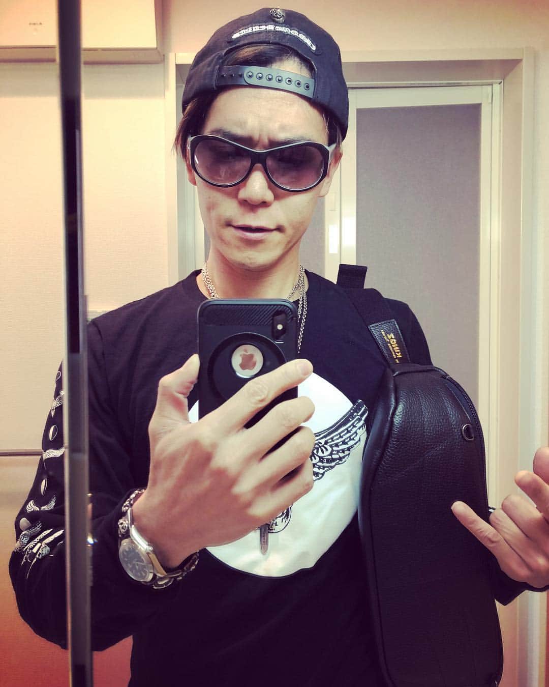 SHINPEIのインスタグラム：「おし！﻿ ﻿ お気に入りのバッグと、ライブへ行ってきます。﻿ ﻿ 4/6（土）EX THEATER ROPPONGI﻿ BREAKERZ LIVE 2019 ～平成最後のDAIGO’s BIRTHDAY～﻿ ﻿ #samanthathavasa #kingzbysamanthathavasa #breakerz﻿﻿ ﻿ https://online.samantha.co.jp/ITEM/002819101300910000/」