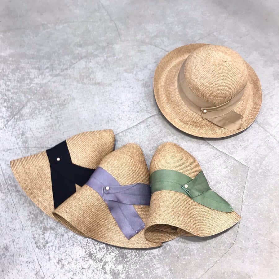 のインスタグラム：「⚪︎ お花見日和な今日🌸 UVCUTもお忘れなく。 たためて便利なキャペリンは 持ち運びにも◎ ・ ・ #カオリノモリ #kaorinomori #コキュールキャペリン #キャペリン #ハット #つば広ハット #麦わら帽子 #日除け帽子 #パステルカラー #instahat #uvcut」