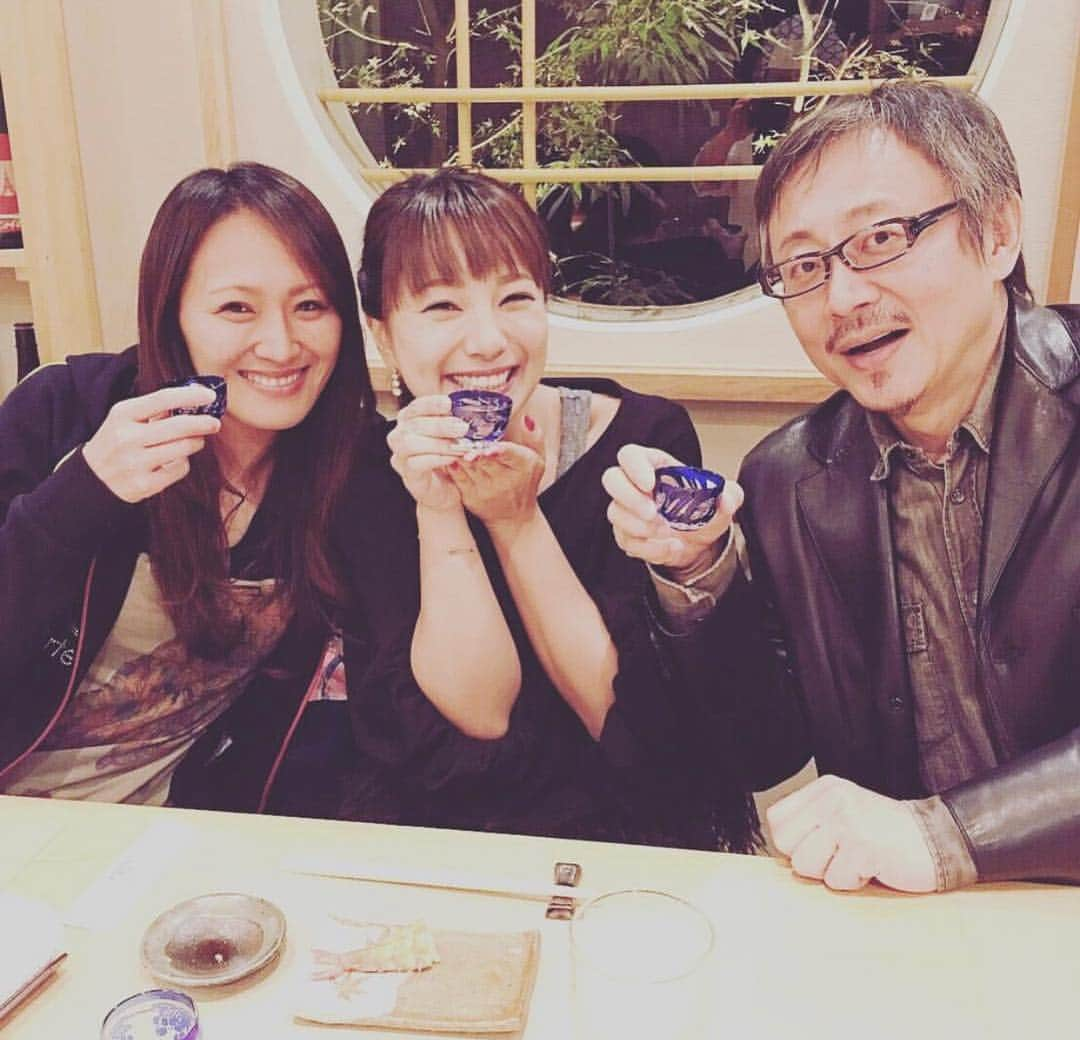 丸山桂里奈さんのインスタグラム写真 - (丸山桂里奈Instagram)「私の大好きな大好きな美佳が結婚しました😍⤴︎🙋‍♀️ずっといつもそばにいてくれるような存在で、お母さんみたいな存在で、私は私のままでいいよてずっと言い続けてくれた美佳。大切な親友です❤️そんな大切な人が、大切な人を見つけ結婚に至るのはこの世にあるのかというくらい、幸せなことです🤭🌸⤴︎❤️これからもいつも笑顔で、明るく素敵な家庭を築いてください、とんとんとん🙋‍♀️💡⤴︎私も早く追いつきます笑笑🤭🍺‼️💡⤴︎❤️美佳、おめでとう〜💝🎉 #祝ぅ⤴︎ #ご結婚おめでとう #嬉しすぎて顎が外れそう #幸せ #美佳 #タメーズ #大事な人 #いい意味で #インスタバエ」4月6日 11時25分 - karinamaruyama