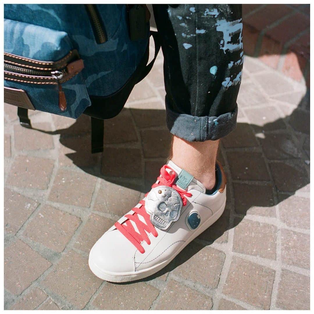 のインスタグラム：「What goes great with your favorite paint-splattered jeans? Whatever you want, of course. For LA-based artist @iam.cooper, that meant pink laces and skull patches. How will you give a personal kick to our C101s? #CoachCreate #CoachNY」