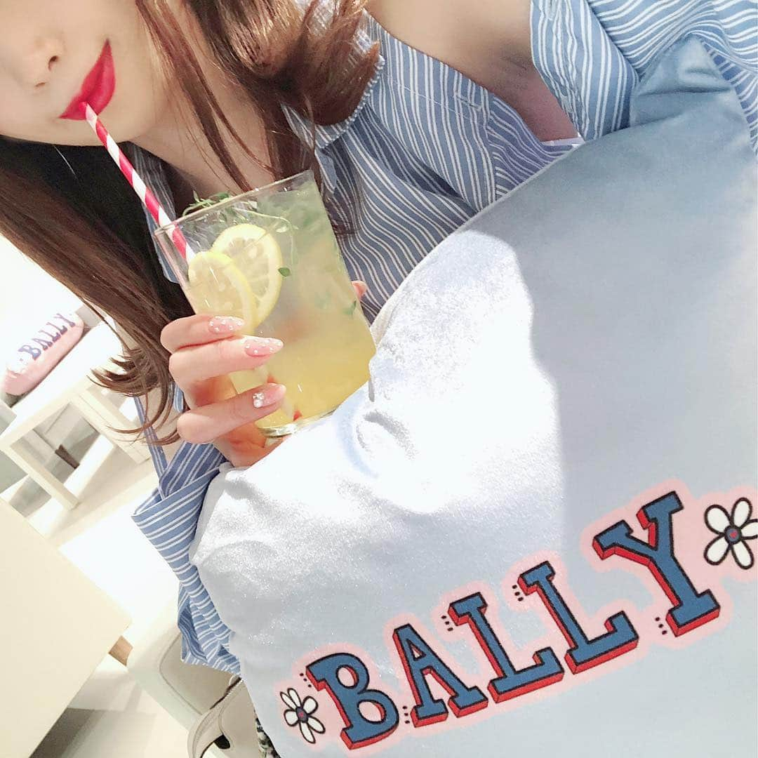 渡辺 さあやさんのインスタグラム写真 - (渡辺 さあやInstagram)「今日は… 4月6日～6月30日までの期間限定オープン Bally Cafeにきました🌸 . レセプションに参加させてもらったときに 空間がおしゃれで感動したので 今回も楽しみすぎて オープン初日にお邪魔しました🍰 . 期待通りのおしゃれな店内で カフェメニューもため息が出るほど 全部可愛かった…😭💓 . いつ食べ始めるねんっ‼︎ってくらい ずーっと写真撮ってました😍 . . で、お得情報が‼️📢 . 4月12日まで ハッシュタグ#BALLYCAFE をつけてSNSに投稿して 投稿した画面をお会計の時に見せると ドリンク1杯を無料にしてくれます👏🏻 . 私も1杯無料にしてもらいました🤩 . あと食べたのは、 いちごとピスタチオのムース🍓 かわいくて美味しくて 大大大満足😋 . 店内に大好きな青山テルマさんとの コラボ商品が飾ってあって 思わず手にとってしまいました❤️ . 元々、ホワイトカラーのバッグが大好きで デザインも可愛くて欲しくなっちゃいました💕 限定店舗とオンラインで発売してるそうです👐🏻 . あぁ〜 他のメニューも気になるよぉ〜←結局全部食べたいw ゆかこちゃんもまた来たいって言ってたので 期間中に何回か行きます(笑) . 行った人は何が美味しかったか 教えあいっこしましょう🤩 .  #銀座カフェ #銀座スイーツ #東京カフェ #カフェ好きな人と繋がりたい #おしゃれさんと繋がりたい @bally #ginza #東京カフェ巡り #BALLYxTHELMA #バリーカフェ #bally #カフェ巡り #かふぇ#PR #銀ぶら #カフェさんぽ #カフェ大好き #インスタ映え #映え #映えカフェ #映えスイーツ #映えスポット #今日のコーデ #おしゃれカフェ #ballycafe」4月6日 11時31分 - saaya_love