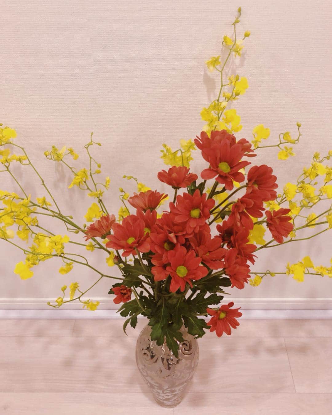 のインスタグラム：「週末はお花を買います✨ ステキな出会いがあったので 今回は華やかなお花をチョイス💐 お部屋に花があると心が穏やかに☺️ そして、 夜は久しぶりにあみちゃんとゆっくりご飯。 最近見つけた大好きなお店で美味しいご飯と日本酒🍶にほろ酔いで至福のひととき。先月は下着撮影などで我慢して多分たくさん食べてやりました。😏笑  ふたりで最後お茶碗3杯も食べちゃった🤭  こういう時間がまたお仕事頑張れるんだなぁ。  毎日ありがたいなぁと感じながらも また四月も顔晴ろうと思います😉🌈 皆さまもよき週末を✨ 今月もどうぞよろしくお願いします❤️ #flower #spring #チートデイ#美味しいご飯 #和食 #日本酒 #女子会 #週末」